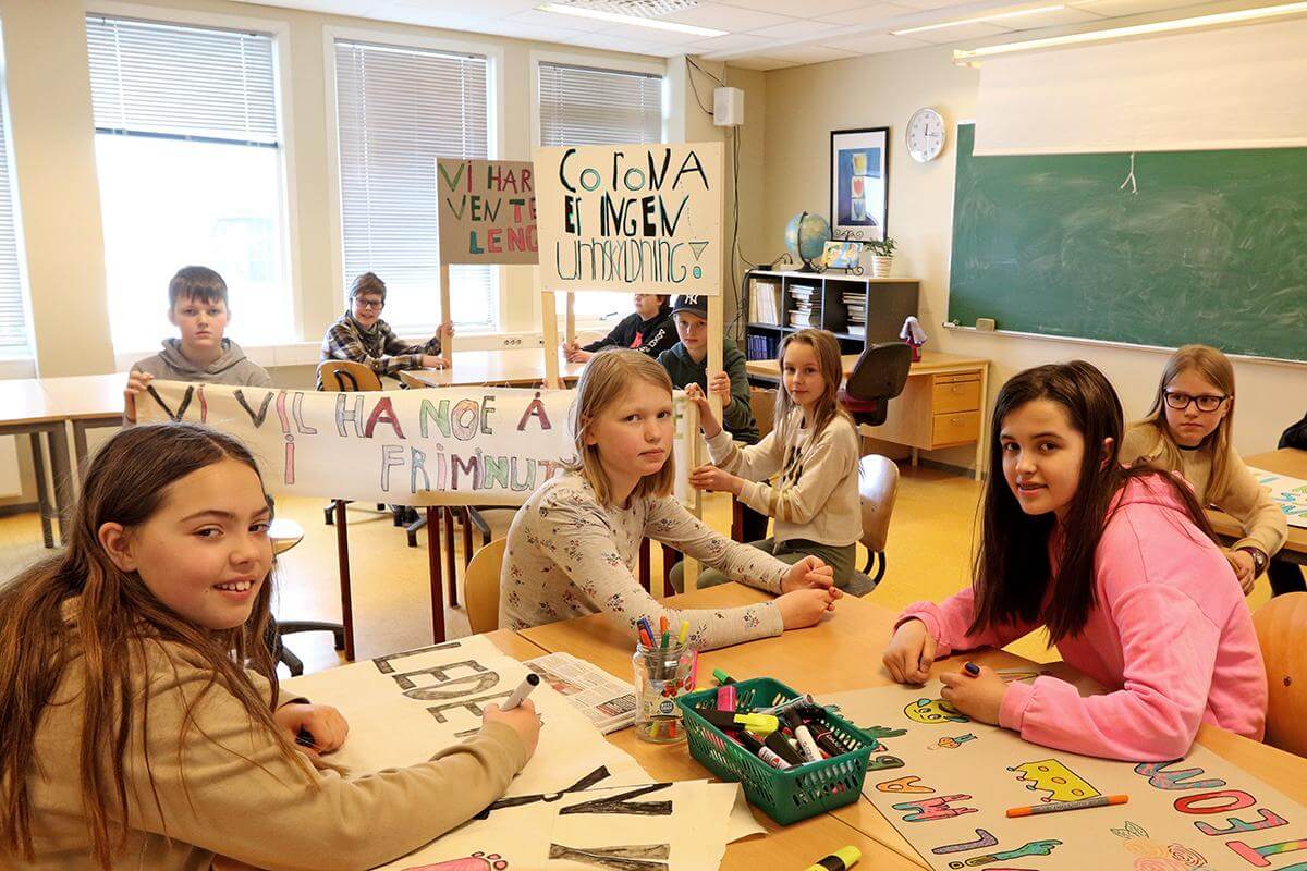 Erle, Emma og Linnea legger siste hånd på plakatene til torsdagens demonstrasjon.