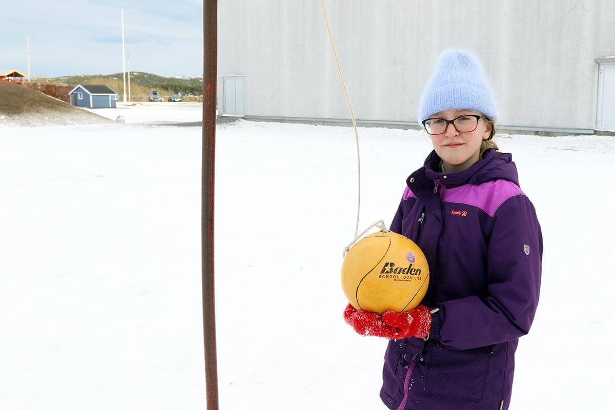 Anna med smashballen - det eneste lekeapparatet for hele mellomtrinnet på 20 elever.