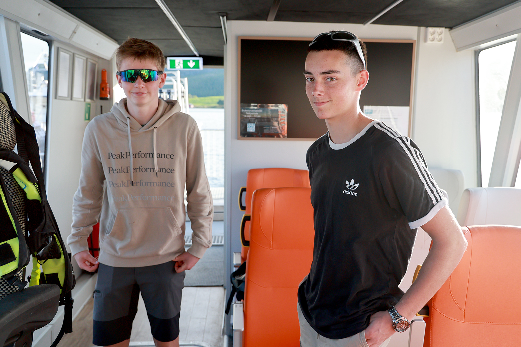 Arn Frisendal (til venstre) og Olav Hovd g&aring;r begge p&aring; Val videreg&aring;ende skole, og s&oslash;ndag fikk de kortet ned reisetida med nesten tre timer.