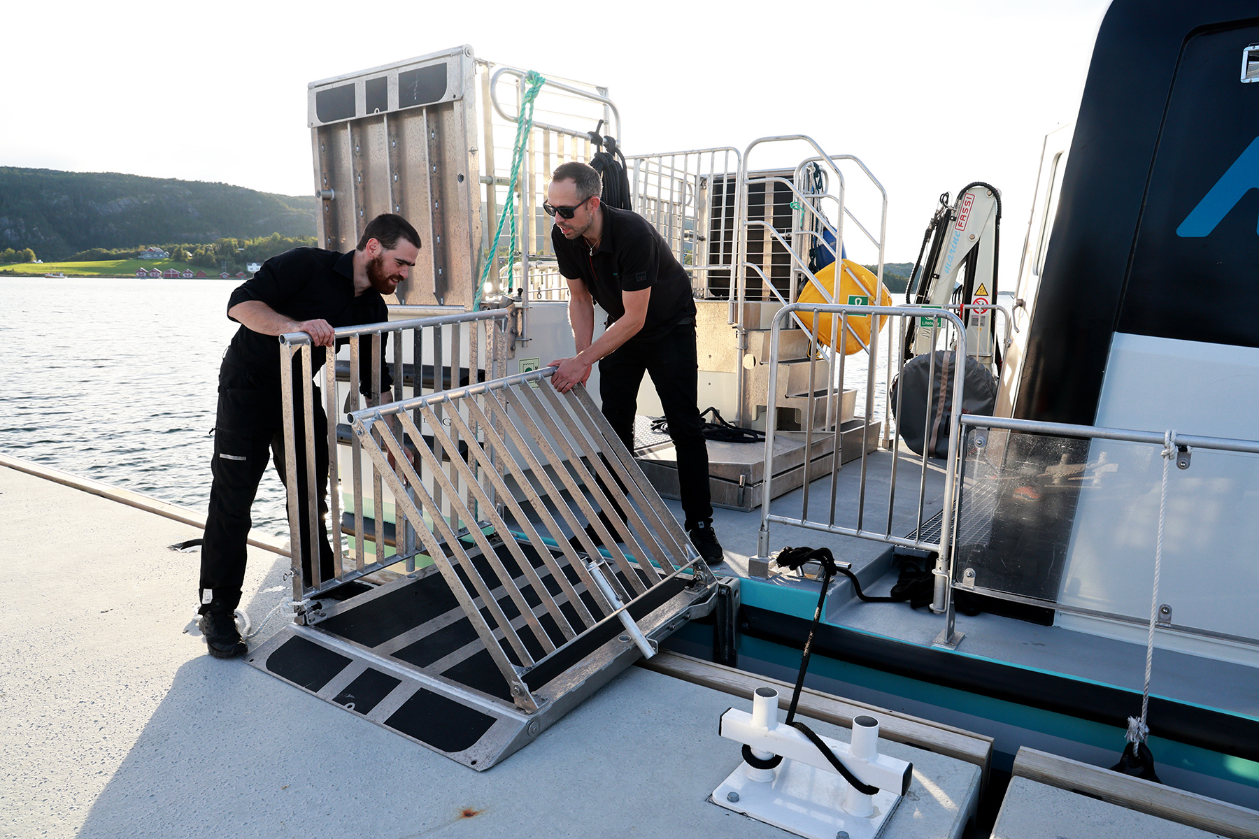 Sindre Helmersen (til venstre) og Jonas For&aring;s tar opp landgangen og gj&oslash;r klart for avgang fra Lauvsnes.