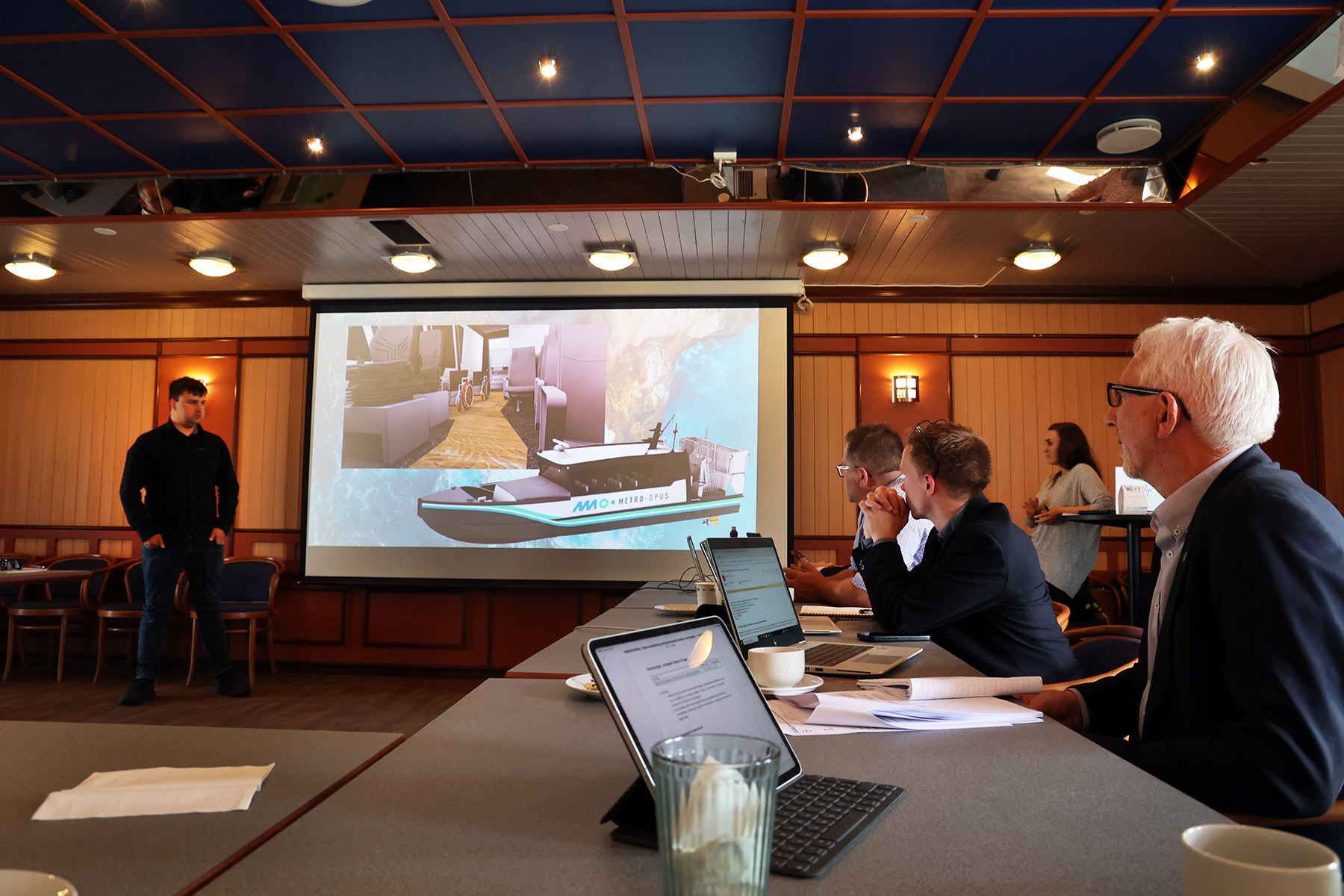 Rasmus Husby Larsen i Opus-Metro og Camilla Nordaunet-For&aring;s orienterte regionr&aring;det om planene i fjor sommer. Til venstre ordf&oslash;rer Olav J&oslash;rgen Bj&oslash;rk&aring;s. (Arkivbilde)