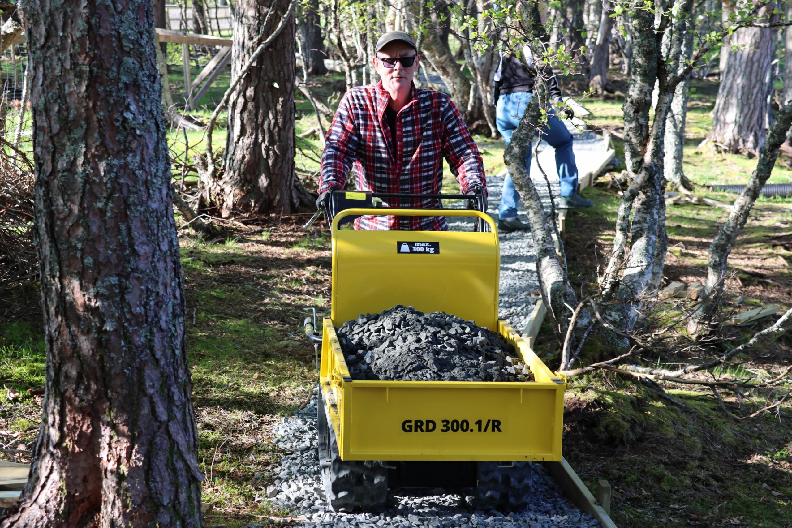 Ei motorisert trilleb&aring;r er eit godt hjelpemiddel, meiner Mikael Kirstein. 