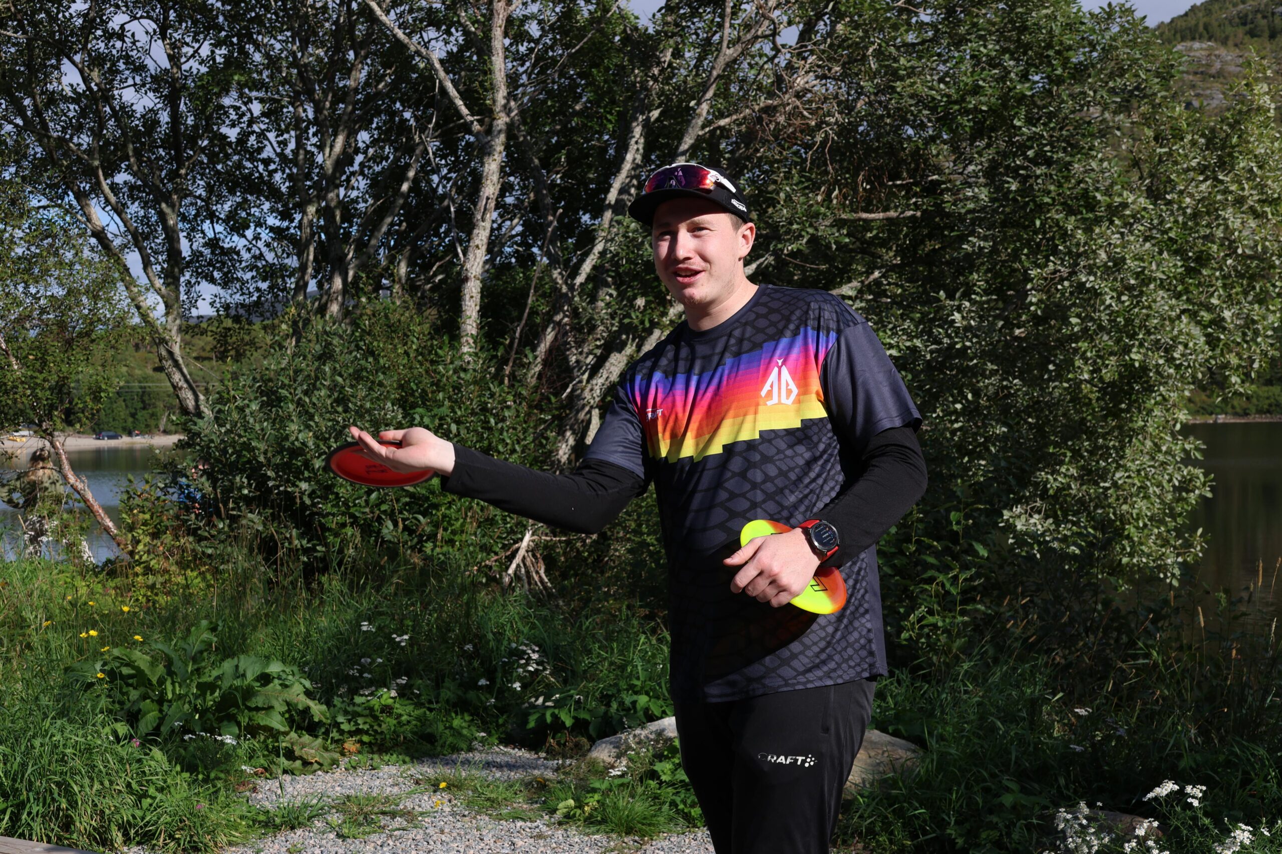 Kom og prøv banen, oppfordrer Mikael Dahle Strand og de andre som har stått på for å få til frisbeegolfbane.