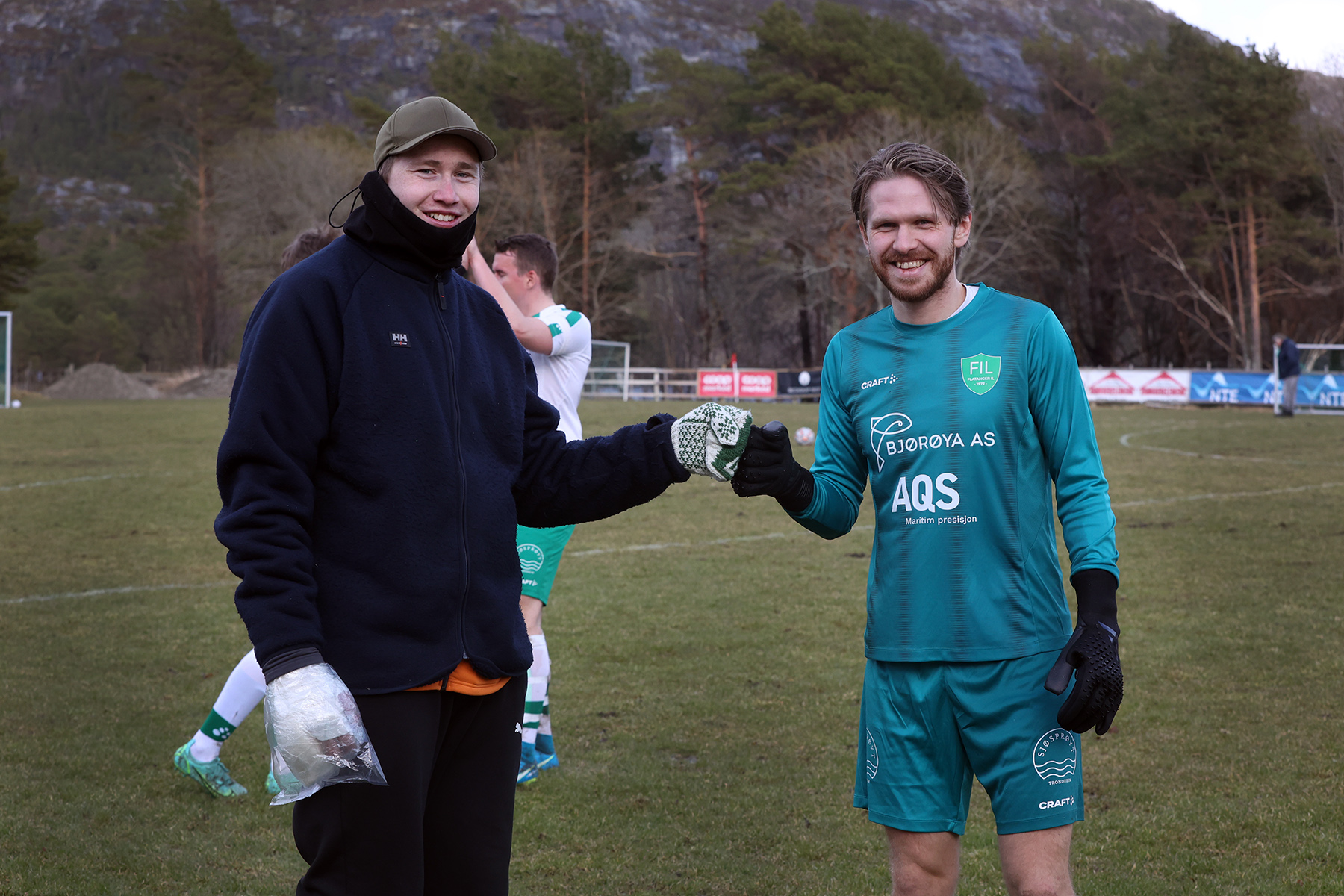 Mikael Dahle Strand (til venstre) &oslash;nsker reservekeeper Karl Ivar Dahle lykke til foran andreomgangen mot Kvam s&oslash;ndag. N&aring; slipper kanskje treneren &aring; st&aring; i m&aring;l de neste kampene.