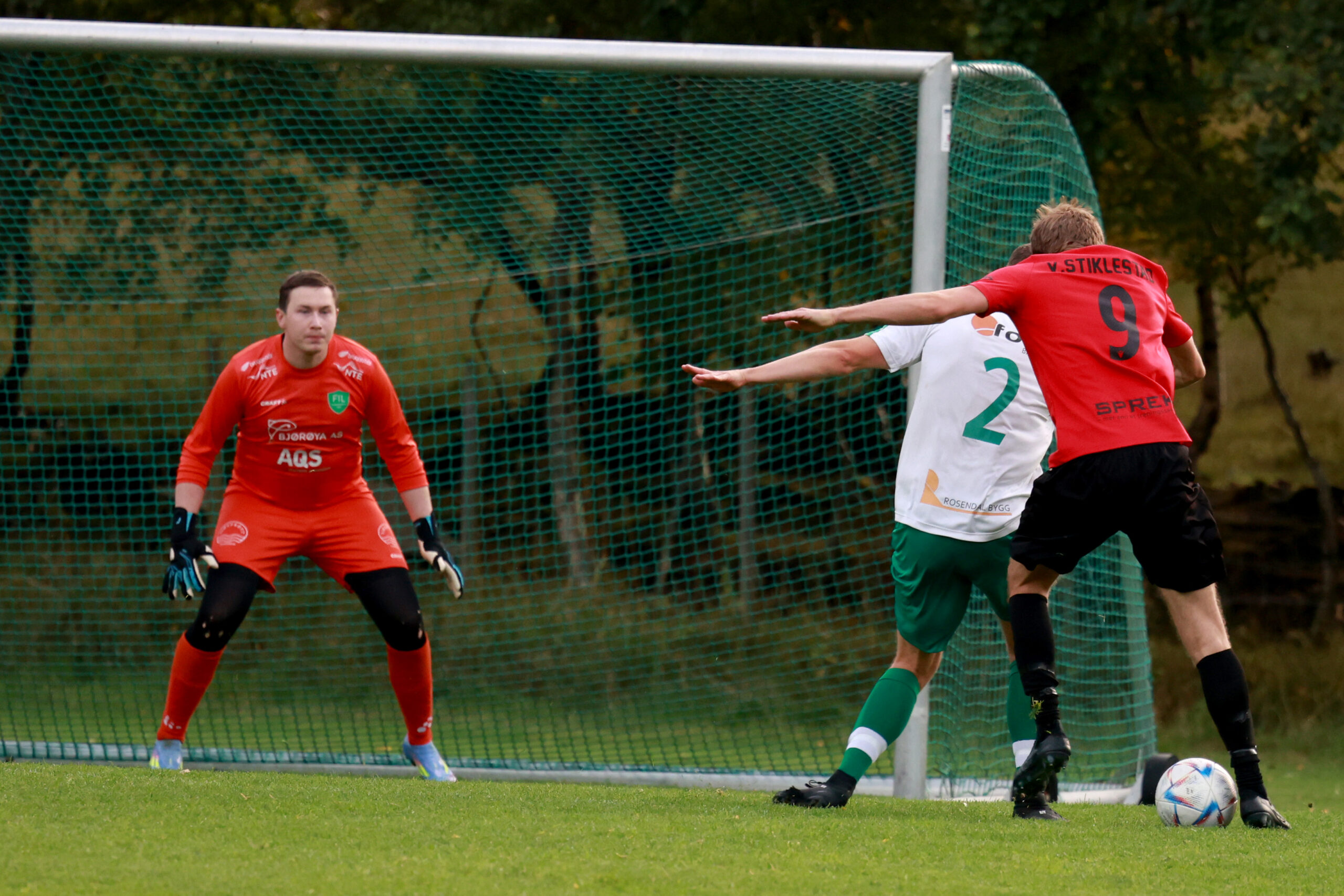Etter å ha fått nyheten om at han er årets ildsjel i Flatanger, gikk Mikael Strand på banen og forsvarte Flatangers ære på fotballbanen mot Leksdal.