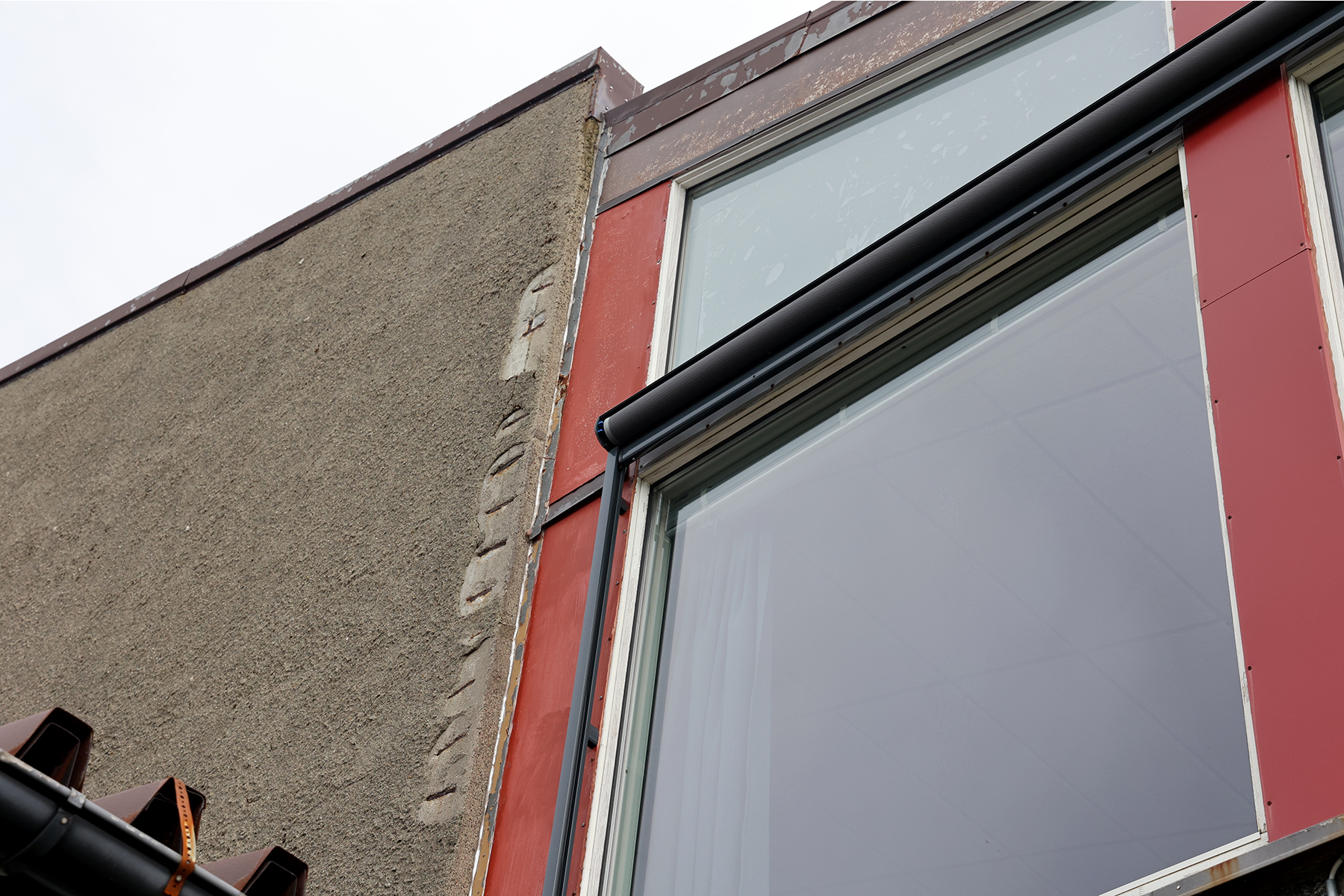 Miljøbygget bærer preg av at det er snart 50 år gammelt. Flere steder er armeringa kommet til syne. (Arkivbilde)