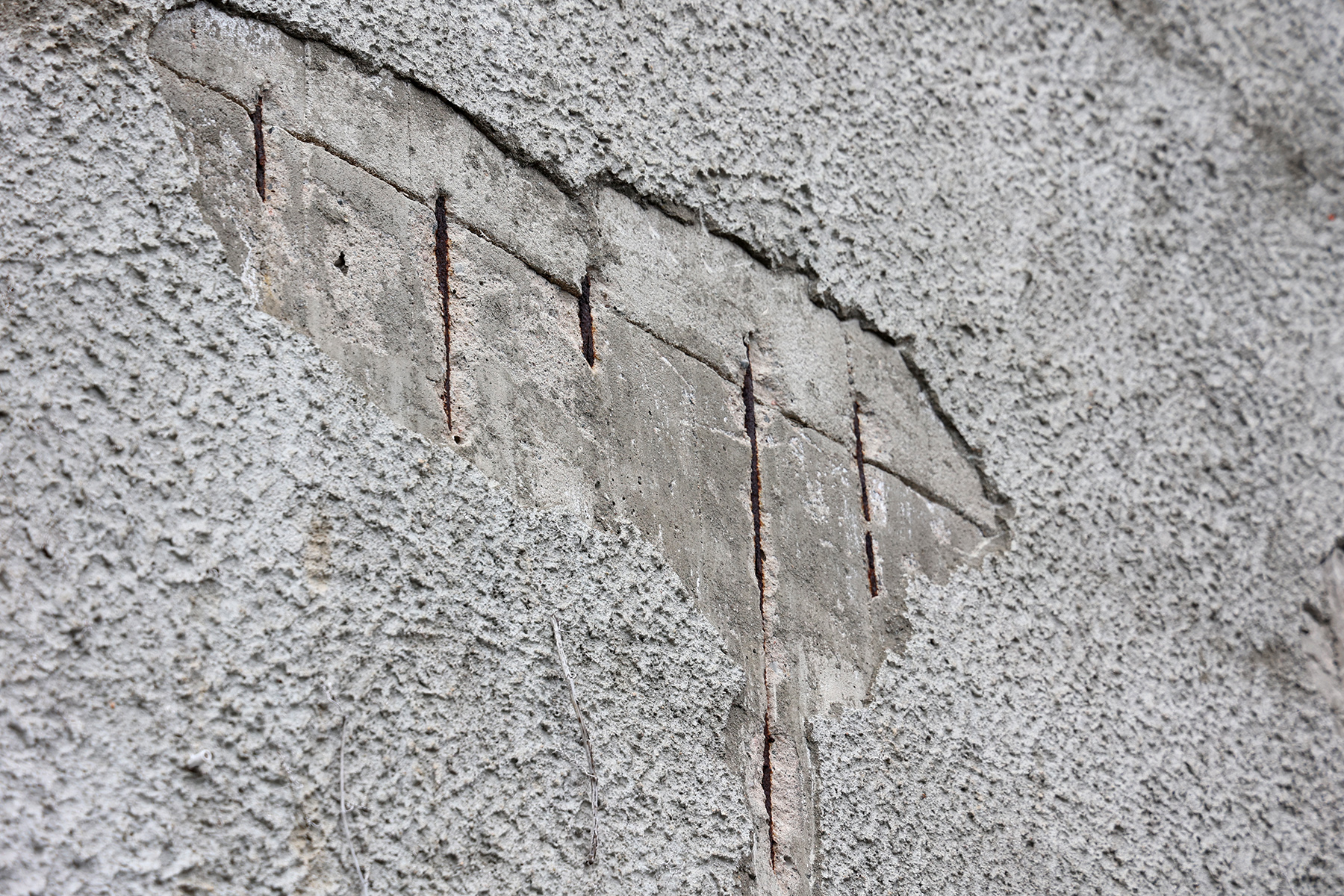 Armeringa kommer fram flere steder.