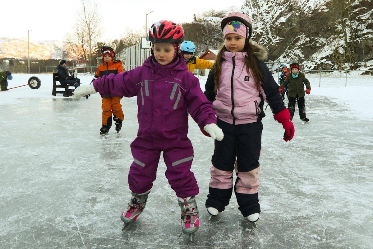 Mille og Madeleine i 2. klasse syntes det var artig å gå på skøyter i skoletida.