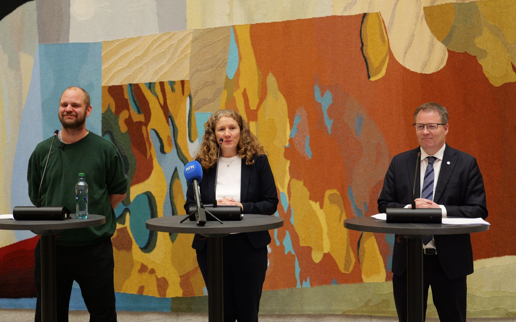 Finanspolitiske talspersoner Mímir Kristjánsson (R), Tuva Moflag (Ap) og Bjørn Arild Gram(Sp) legger fram budsjettforliket i Stortingets vandrehall. (Foto: Sp)