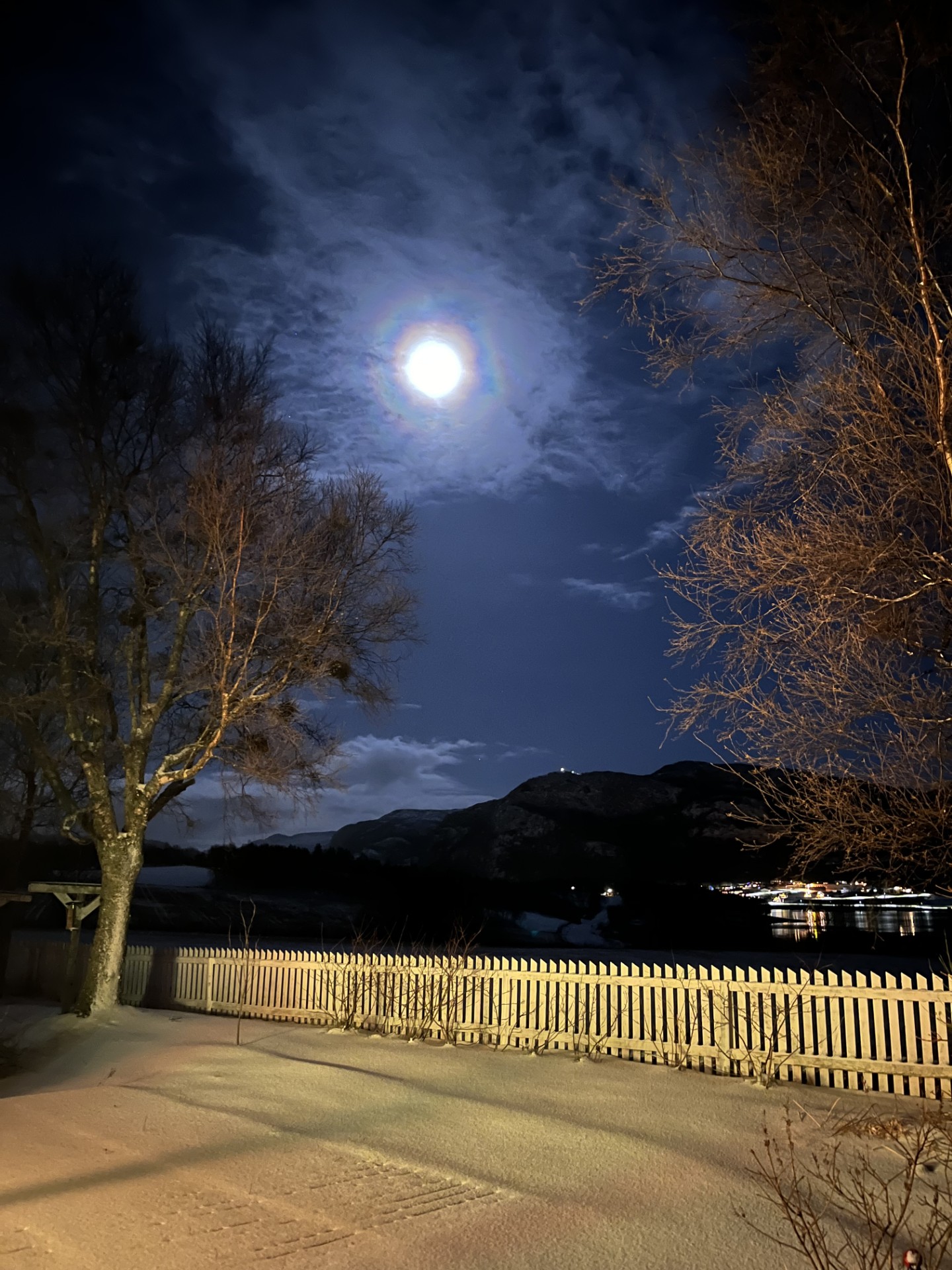 Månen sett frå Stamnes ein romjulskveld i 2023.