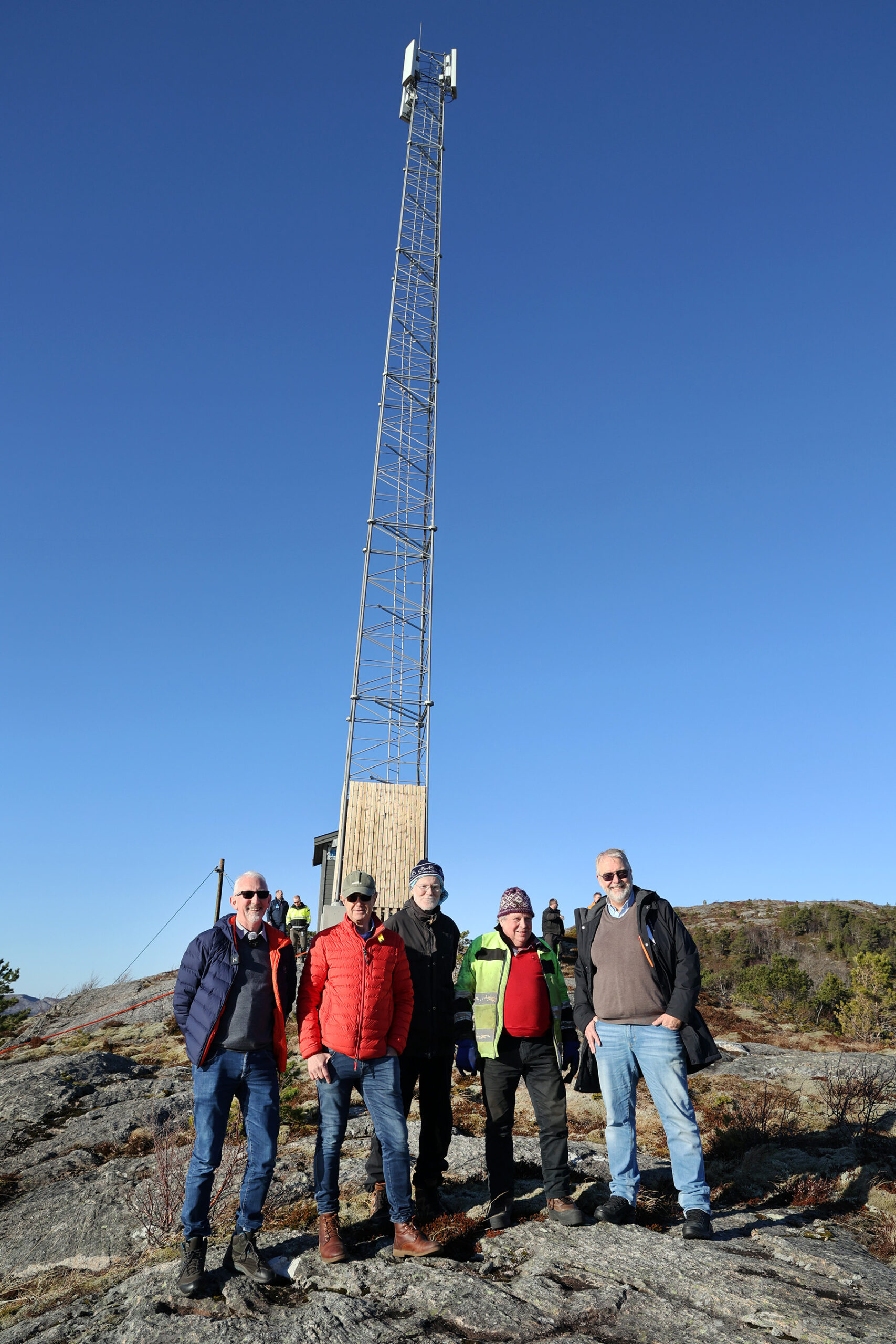 Den nye mobilmasta rager 30 meter i været, og gir dekning til mange grender i og rundt Glasøyfjorden. Sentrale under åpninga, fra venstre: Ordfører Olav Jørgen Bjørkås, dekningsdirektør Bjørn Amundsen, oppsitter Knut Ekker, grunneier Ove Bakken og fylkesvaraordfører Pål Sæther Eiden.
