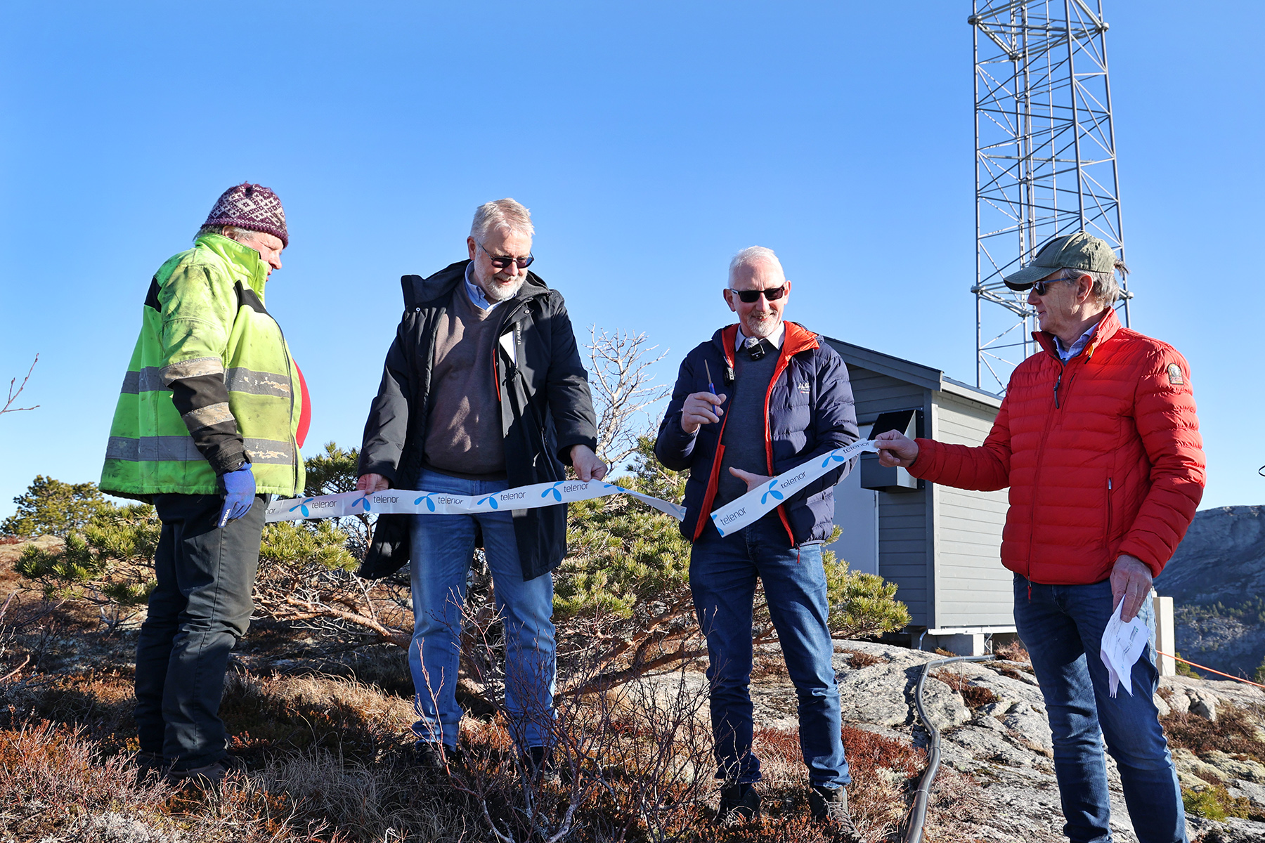 - Ei veldig etterlengtet mobilmast, sa ordfører Olav Jørgen Bjørkås da han klippet over snora og erklærte mobilmasta for offisielt åpnet. Fra venstre: Ove Bakken, Pål Sæther Eiden og helt til høyre Bjørn Amundsen.