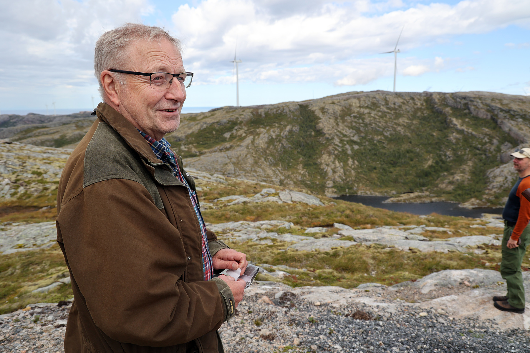 Trond Hansen mener det er for lite kunnskap om konsekvensene av at farlige kjemikalier slites av vindturbinene og havner i drikkevannet.