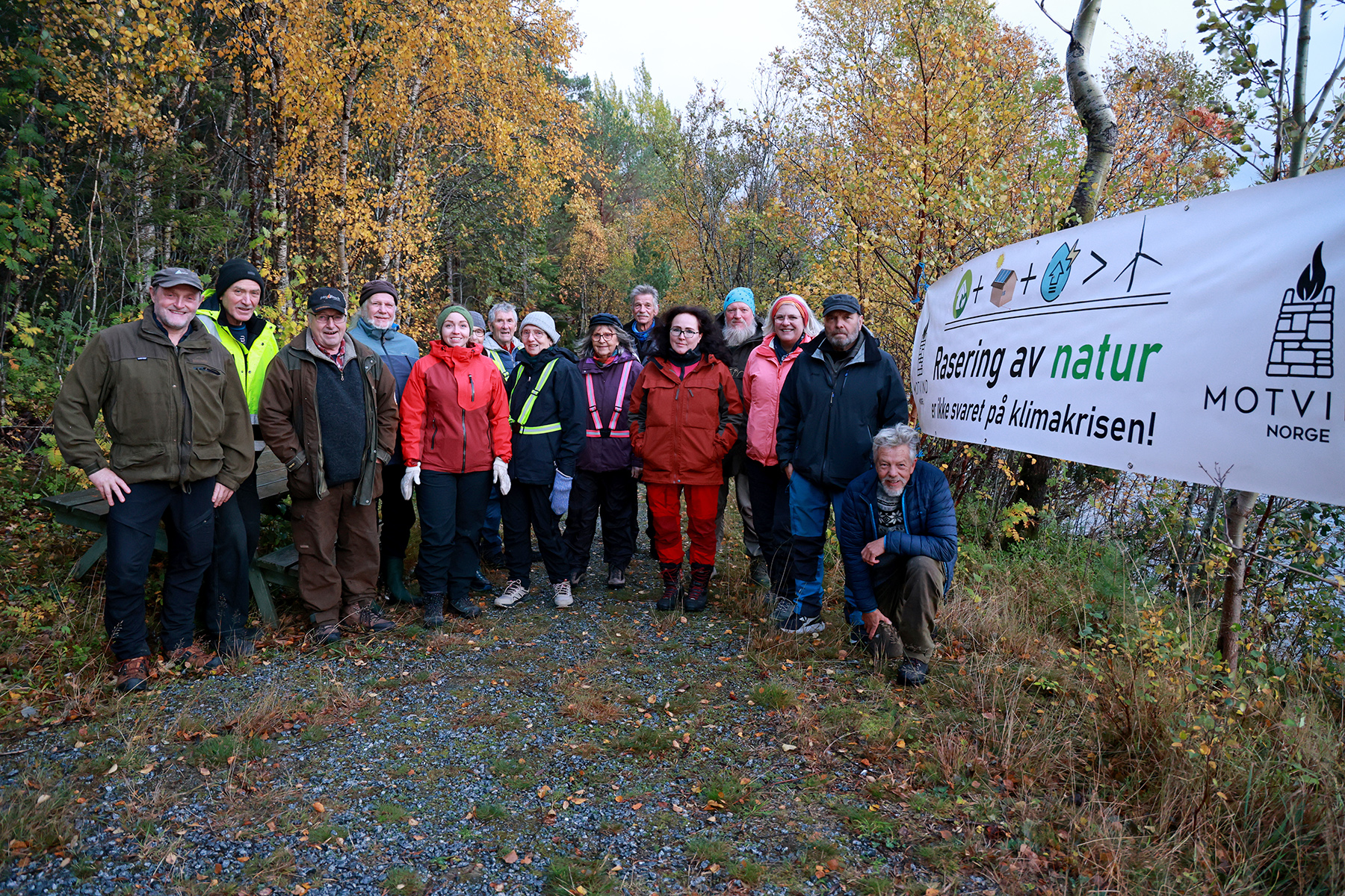 Stort oppmøte på vardetenninga fra alle deler av Flatanger. Fra venstre: Trond Fjeseth, Odd Uran, Trond Hansen, Dagfinn Lein, Thea Konstanse Lindseth, Alice Waldersløff, Arnfinn Pedersen, Arnhild Heimdal, Inger Morken, Martin Klocke, May Helen Tiltnes Ørsnes, Ole Martin Dahle, Krimhild Bauhaus, Raine Ørsnes og Torbjørn Lindseth.