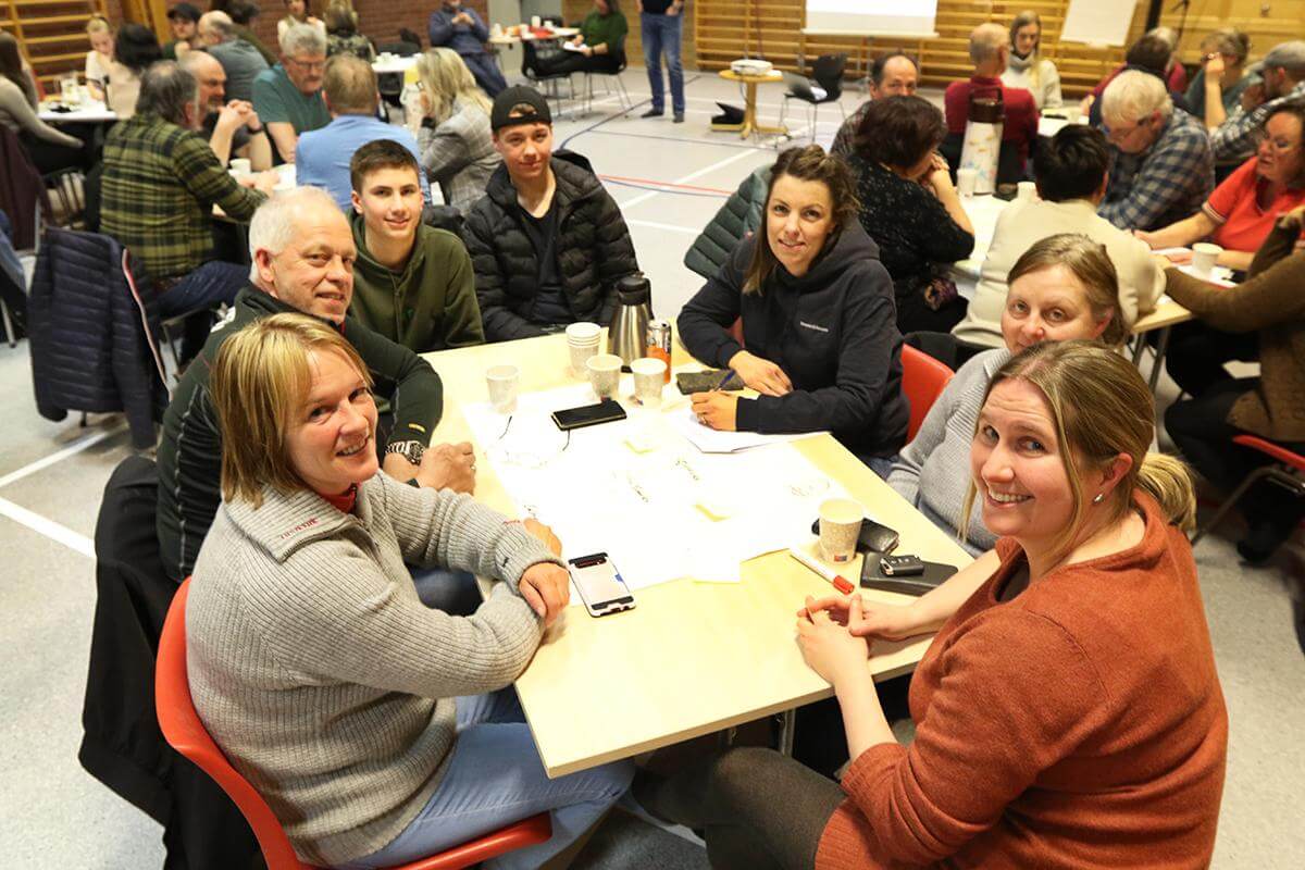 Det kom fram mange gode ideer under gruppearbeidet. Fra venstre: Wenche Eriksen, Stig Finnanger, Odin Skjengen-Hågensen, Julius Hatland Thorvaldsen, Mona Aleksandersen, Hilde Steen og Anette Skjengen.