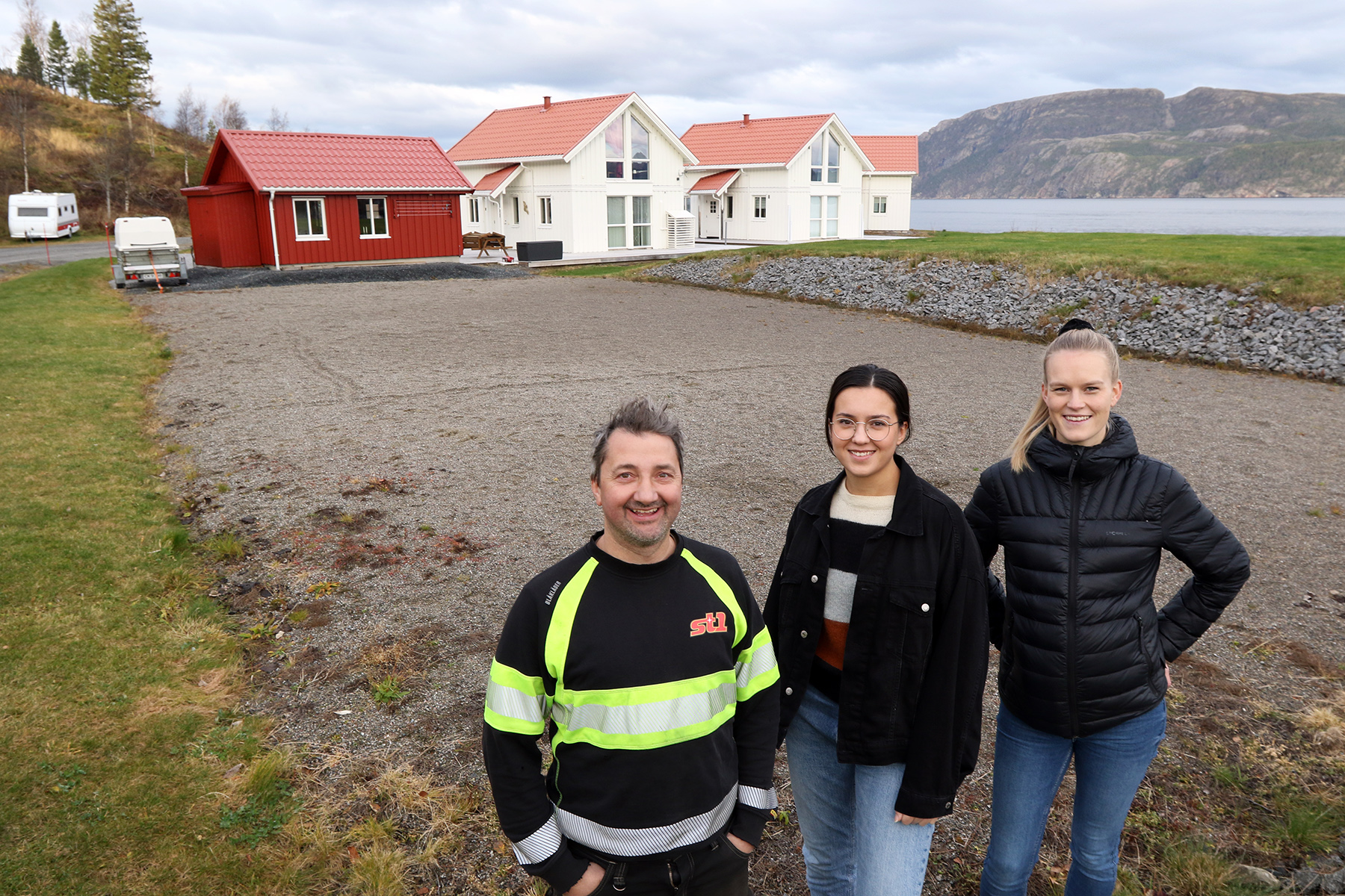 Denne sandvolleyballbanen kan alle bruke, og Morten Hågensen, Emma Kaldahl og Nina Bendiksen i mulighetsteamet er glad for at Statland brygge gir alle lov til å bruke den.