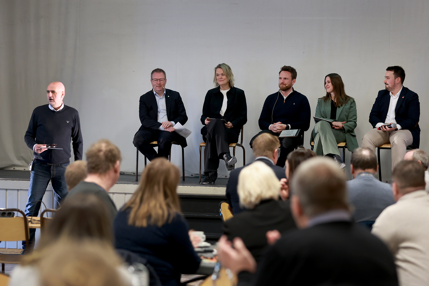 Alle de nyvalgte stortingsrepresentantene fra Nord-Trøndelag valgdistrikt møtte på Namdalstinget. Fra venstre debattleder Per Olav Tyldum, videre stortingsrepresentantene Bjørn Arild Gram (Sp), Bente Estil (Ap), Vebjørn Gorseth (Ap), Oda Indgaard (MDG) og Mats Henriksen (Frp).