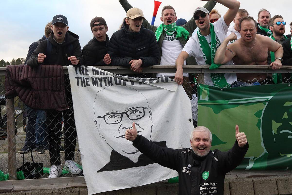 Håvard Angen Haarstadstrand ble hedret med eget banner under 16.mai-kampen mot Namsos. (Foto: Kristian Dahle Klocke)