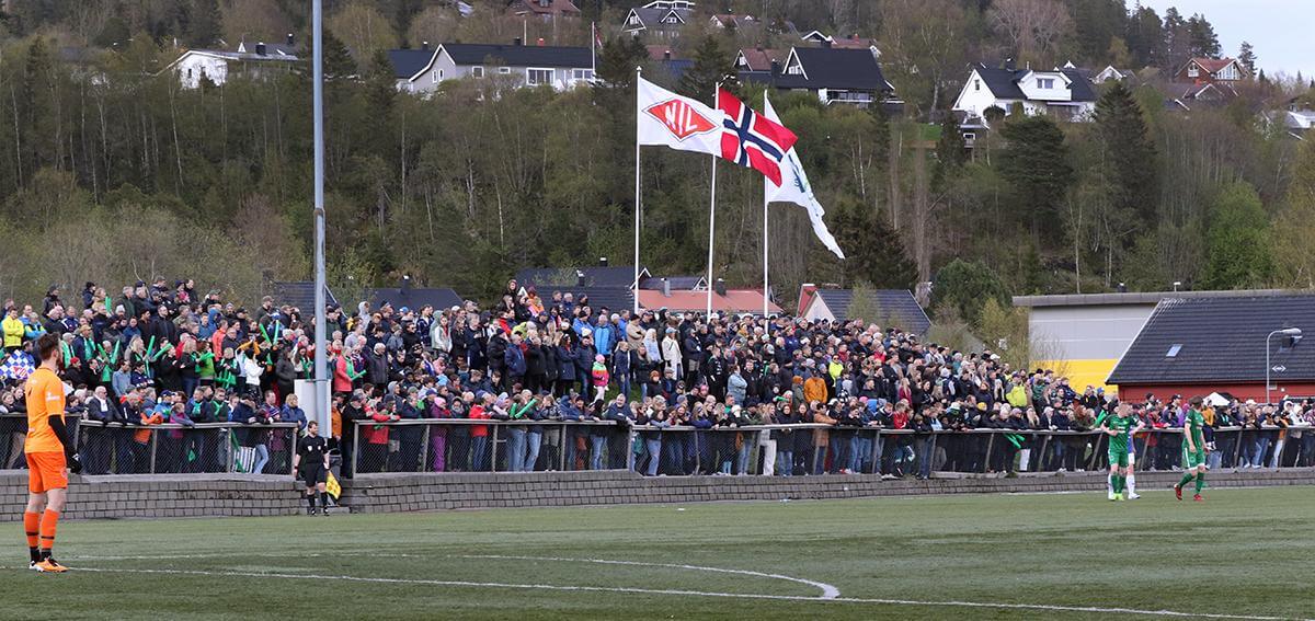 Folk - de fleste fra Flatanger - sto tett i tett på langsida og heiet fram Flatanger. (Foto: Hanne Marie Tyldum Ribsskog)
