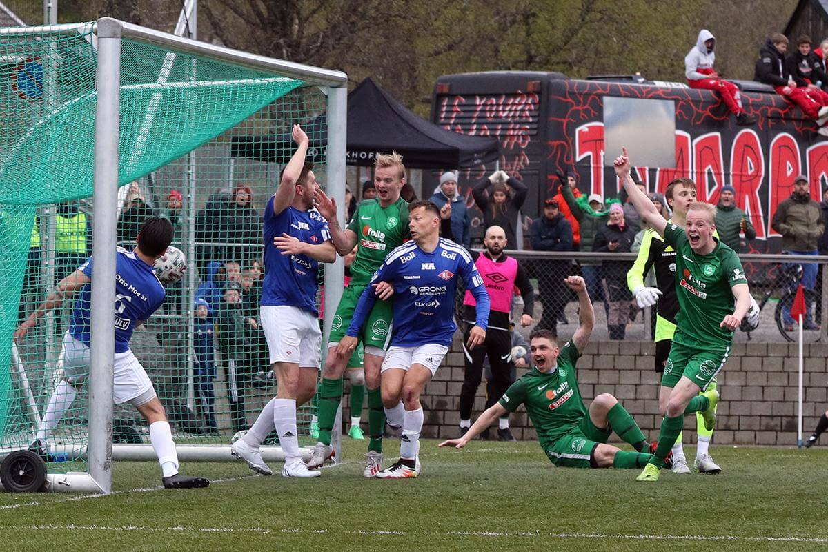 En Namsos-spiller skyter ballen ut, men da er den allerede innenfor streket og det blir dømt mål til Flatanger. (Foto: Hanne Marie Tyldum Ribsskog)