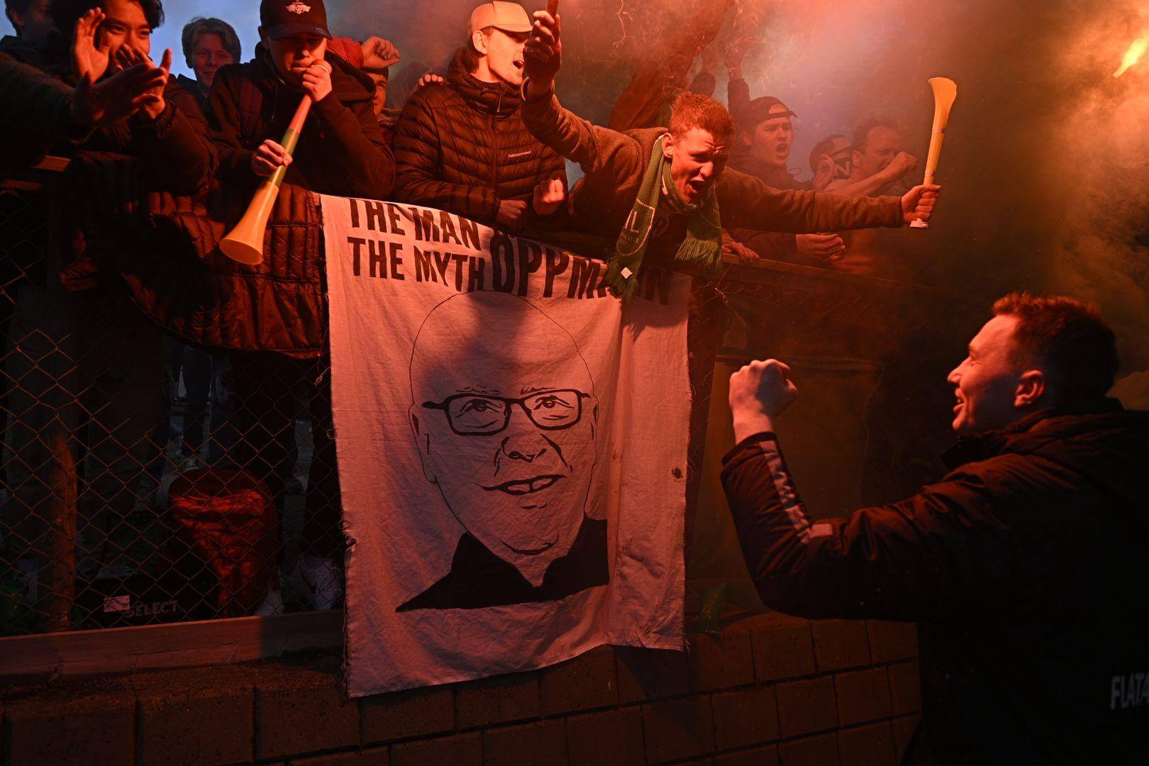 Stor feiring hos Ultras og resten av publikum etter 1-2-seieren over Namsos. (Foto: Kristian Dahle Klocke)