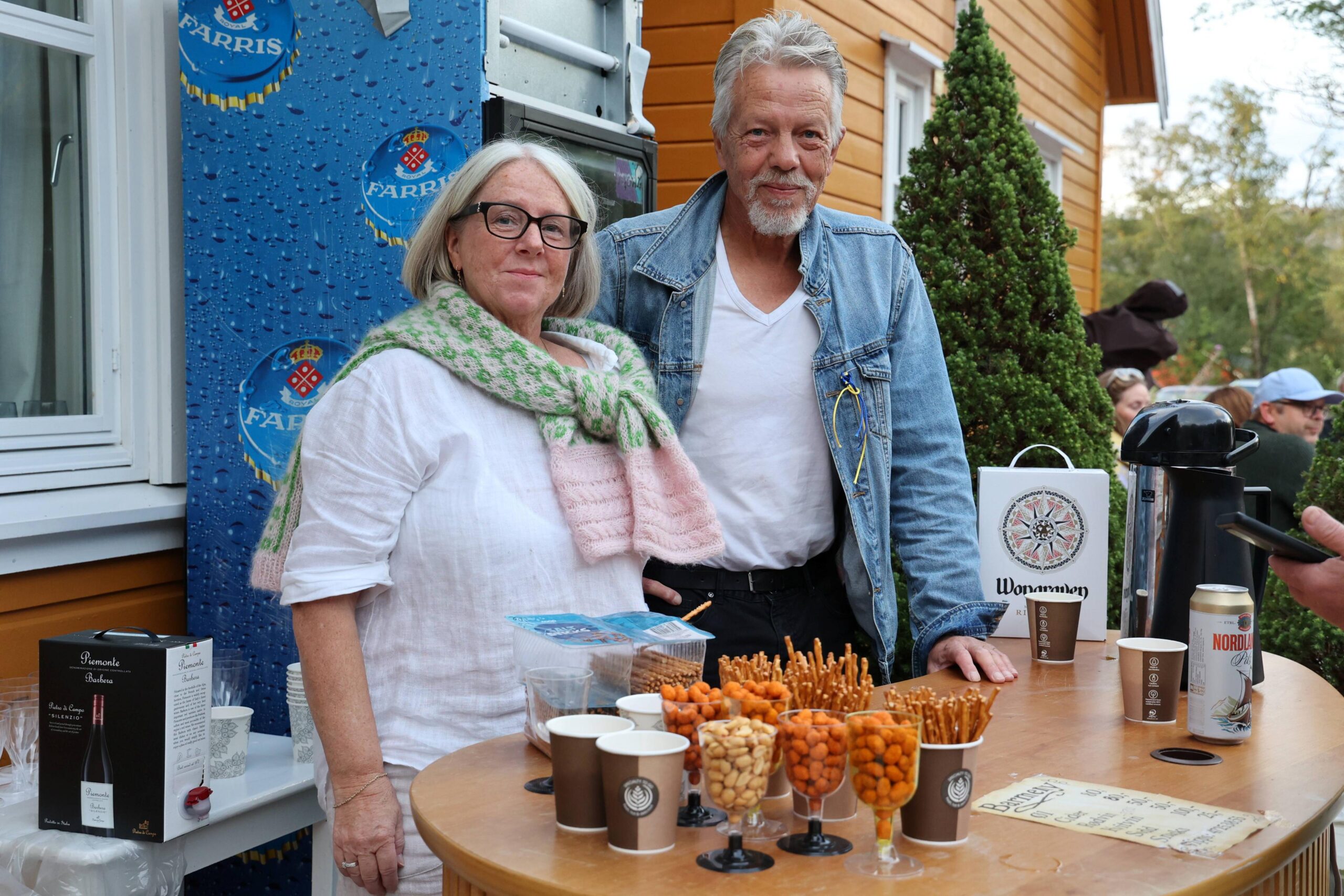 Eva Lein og Torbjørn Lindseth bidrar til å stille gjestenes tørst og sult.