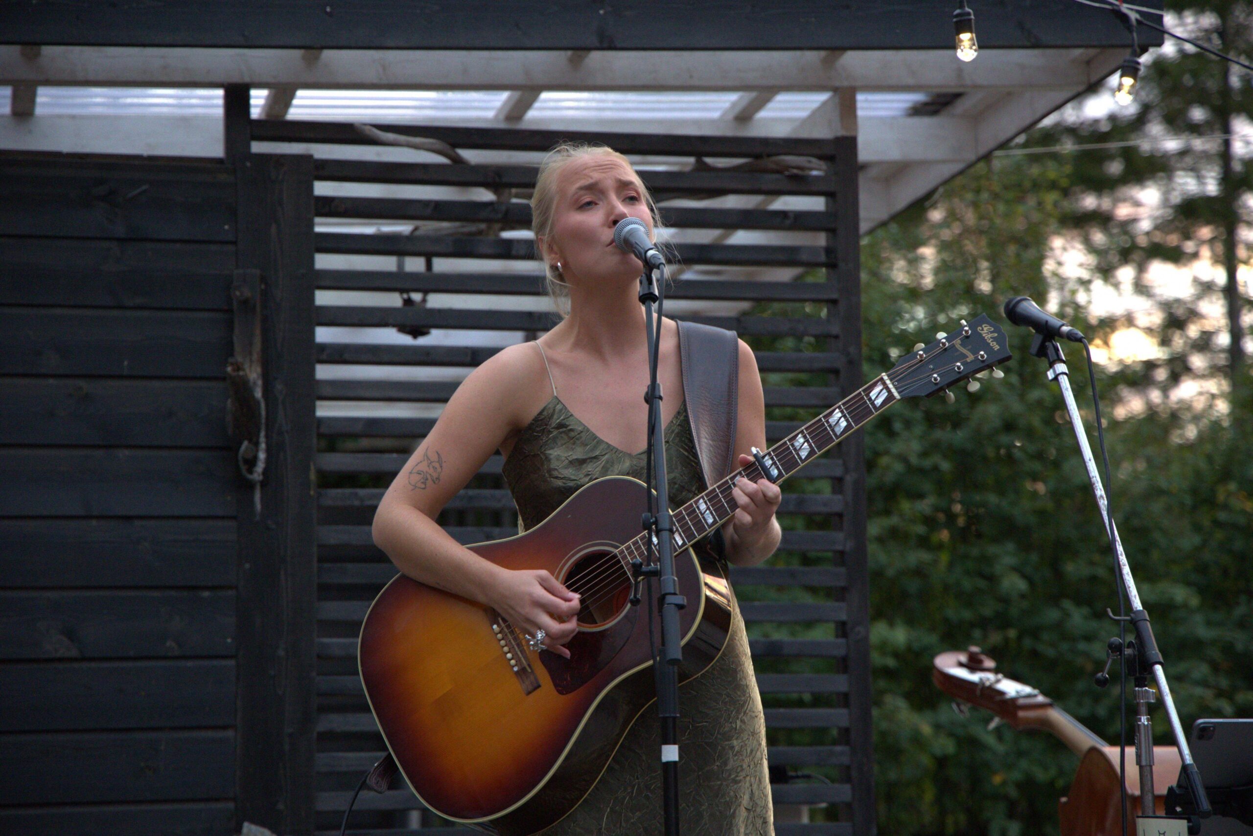 Maren Emilie Kløven Lein unnskylder gitarspillingen og spør om kanskje tidligere nabo Tora Dahle Aagård kunne blitt med?