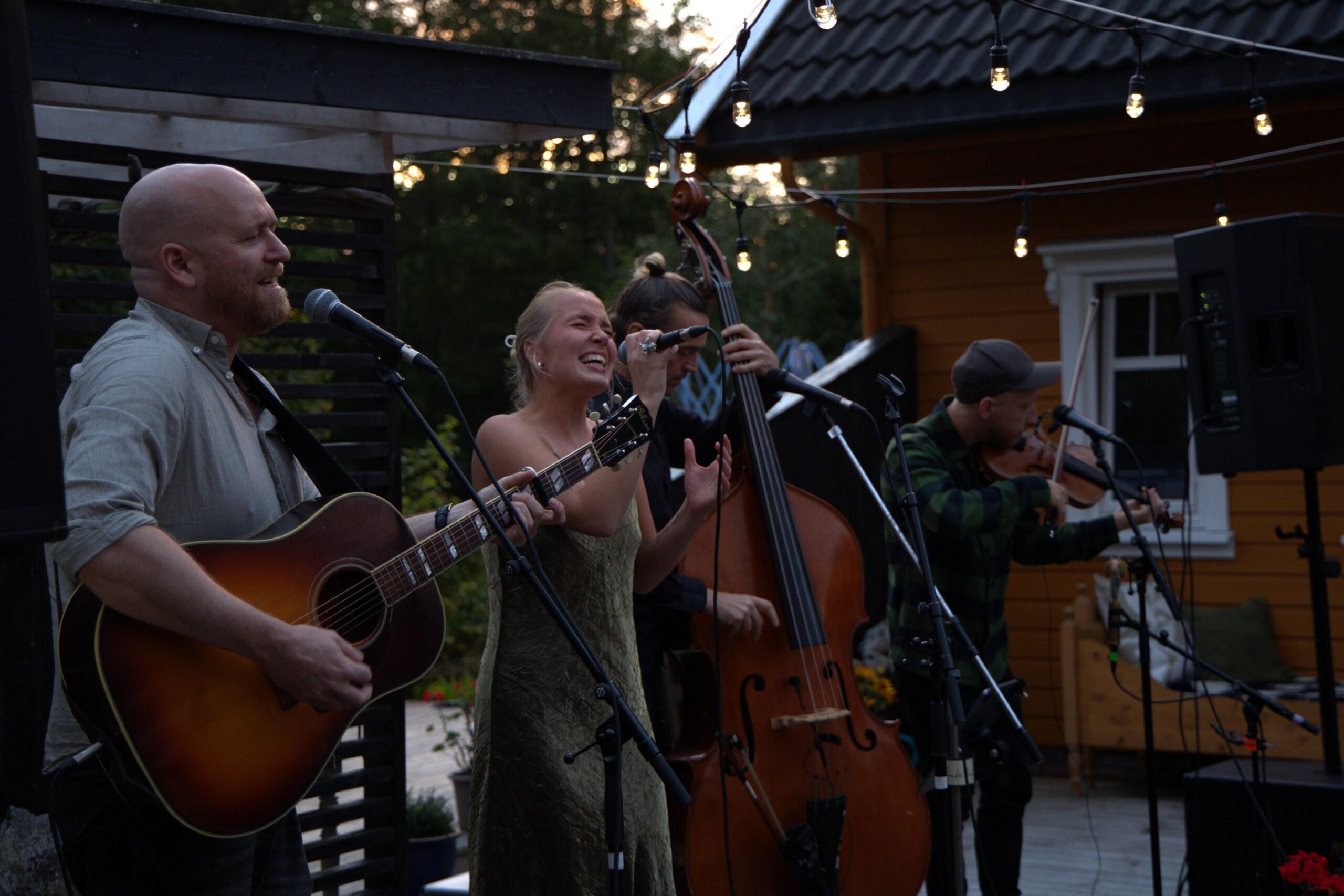 Maren Emilie synger tekster om alt fra sin første bil til lykkelig og ulykkelig kjærlighet.