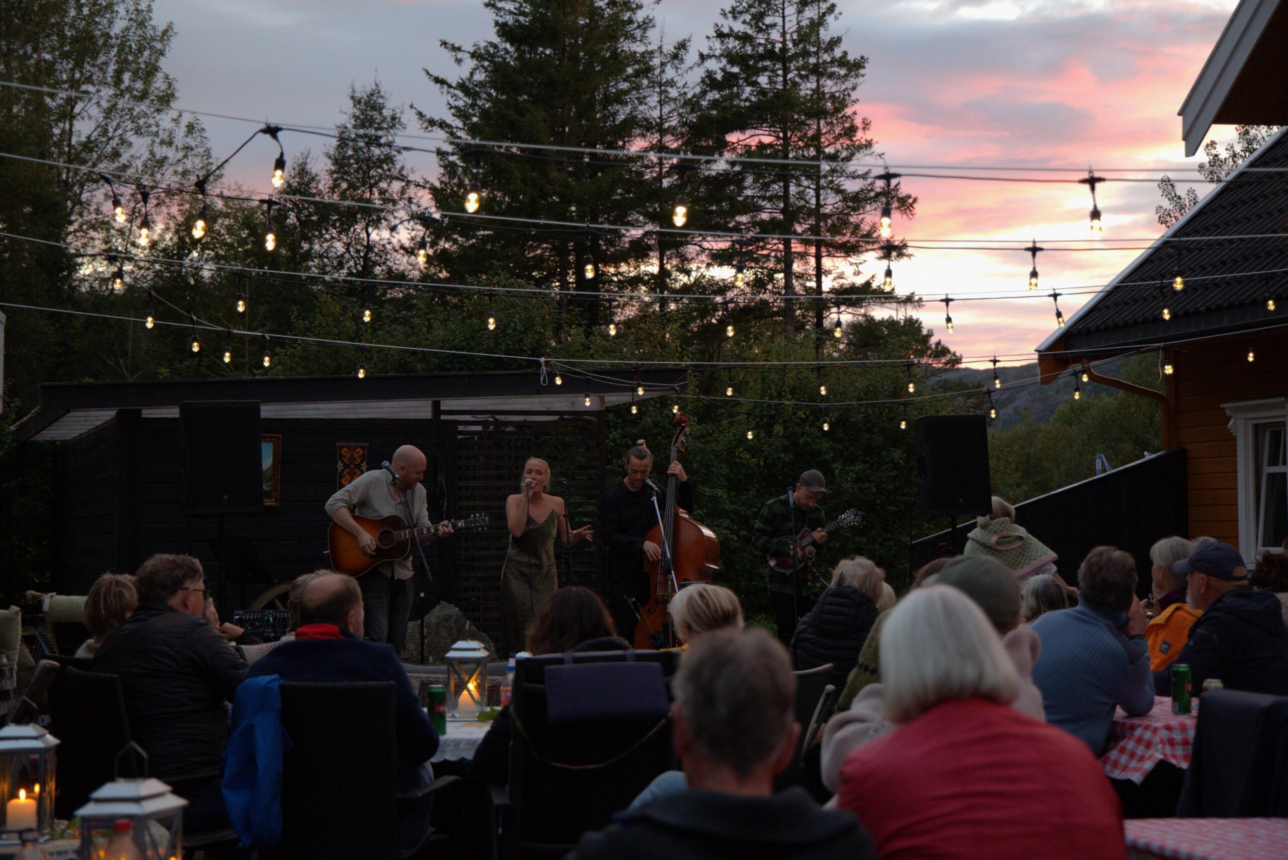 En av årets siste sommerkvelder får en stemningsfull slutt.