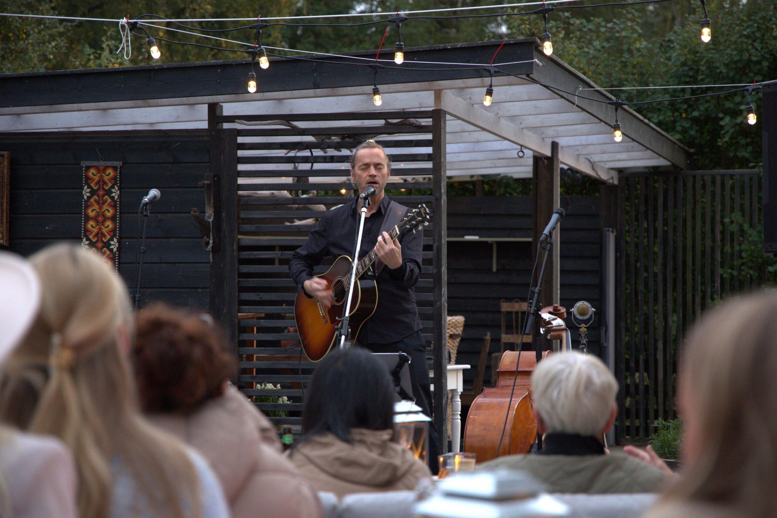 Erlend Smalås bidrar med et solo-innslag.