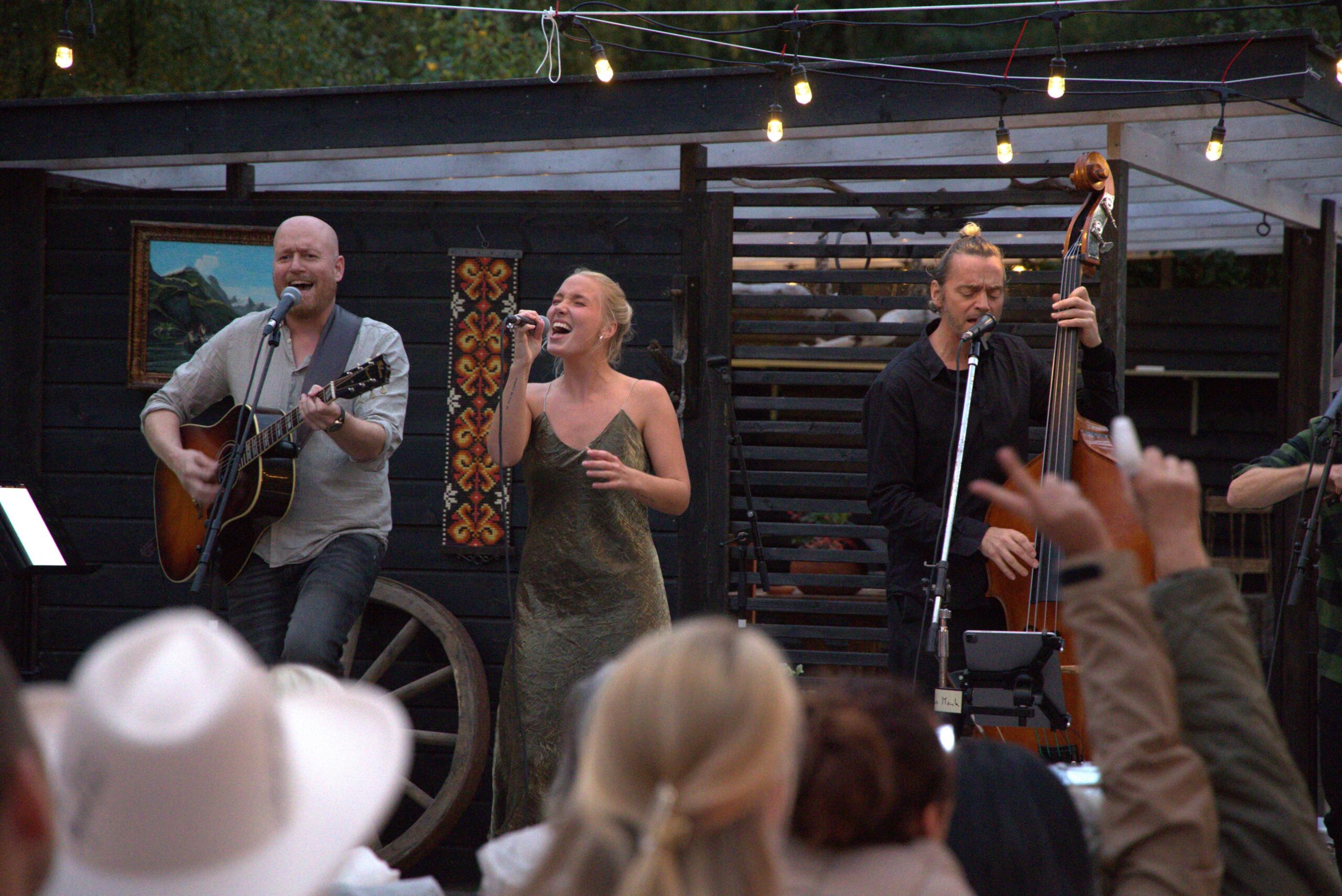 Publikum var tydelig fornøyde med at Maren Emilie og band holder seg til country. Hvis ikke kunne det blitt Nash-(Vidar)-Villa i stedet?