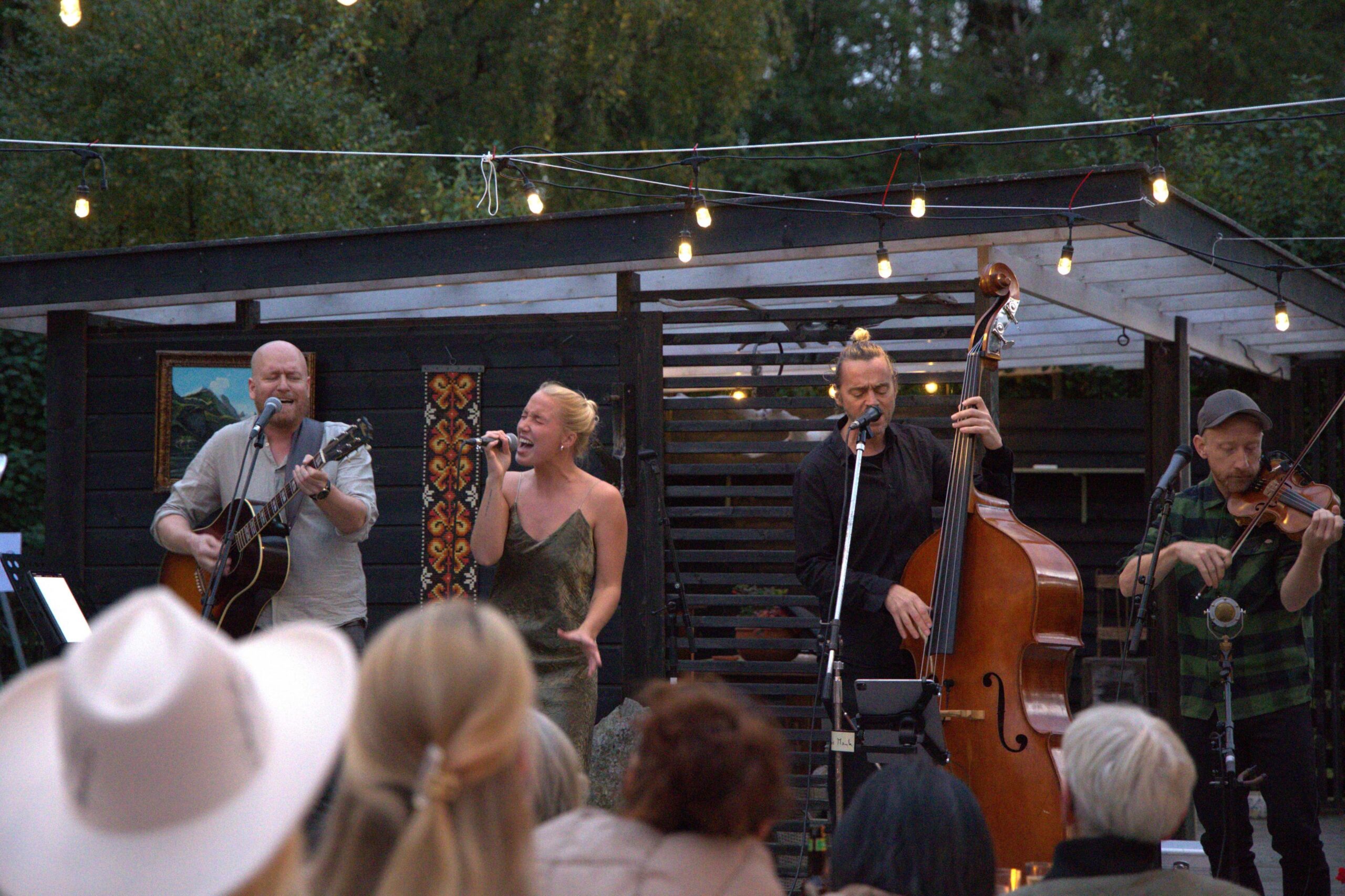 Maren Emilie har med seg Kriss Stemland på gitar, Erlend Smalås på kontrabass og Øyvind Smidt på fiolin.