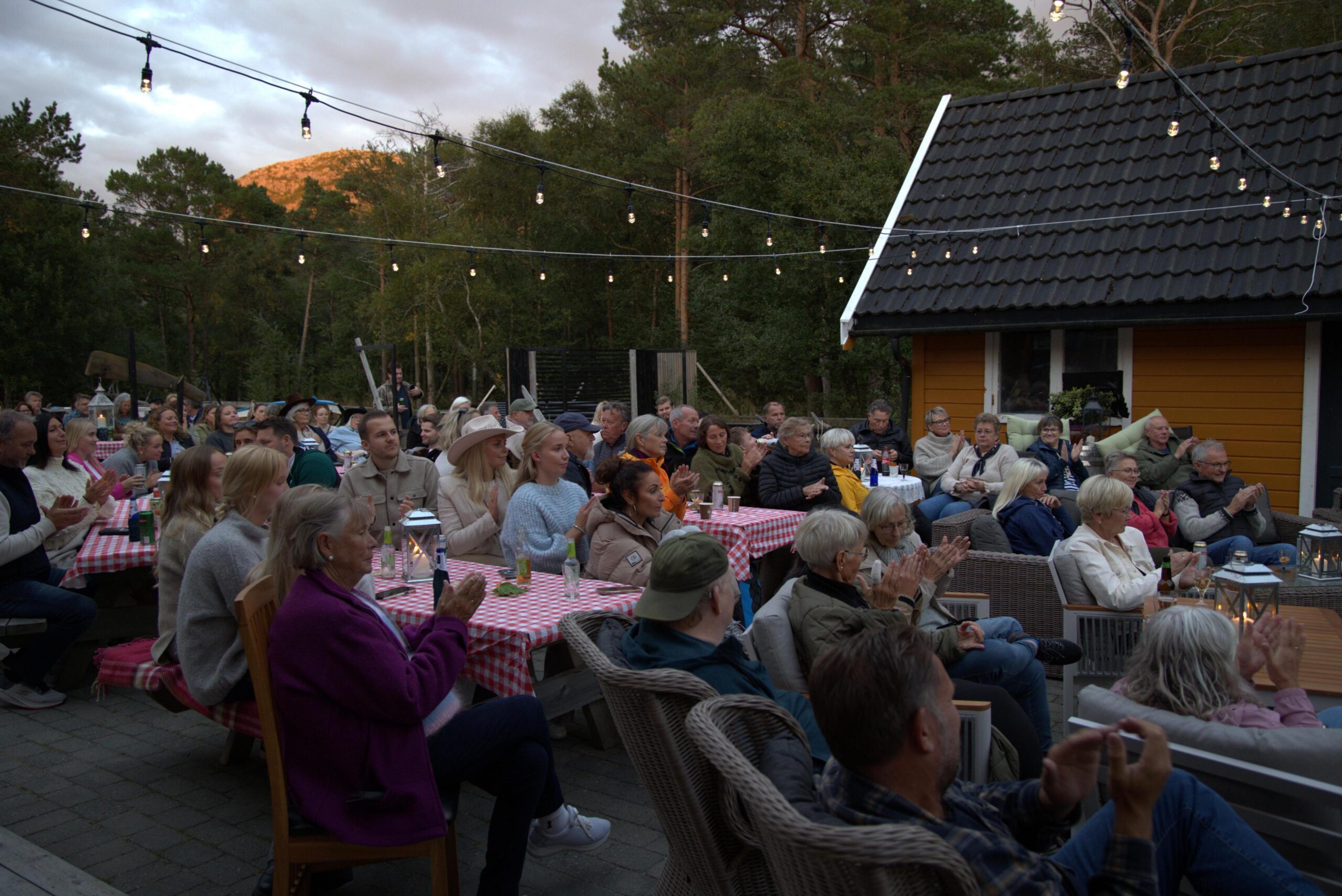 Over 100 kom for å nyte sommerkvelden med country-klang.