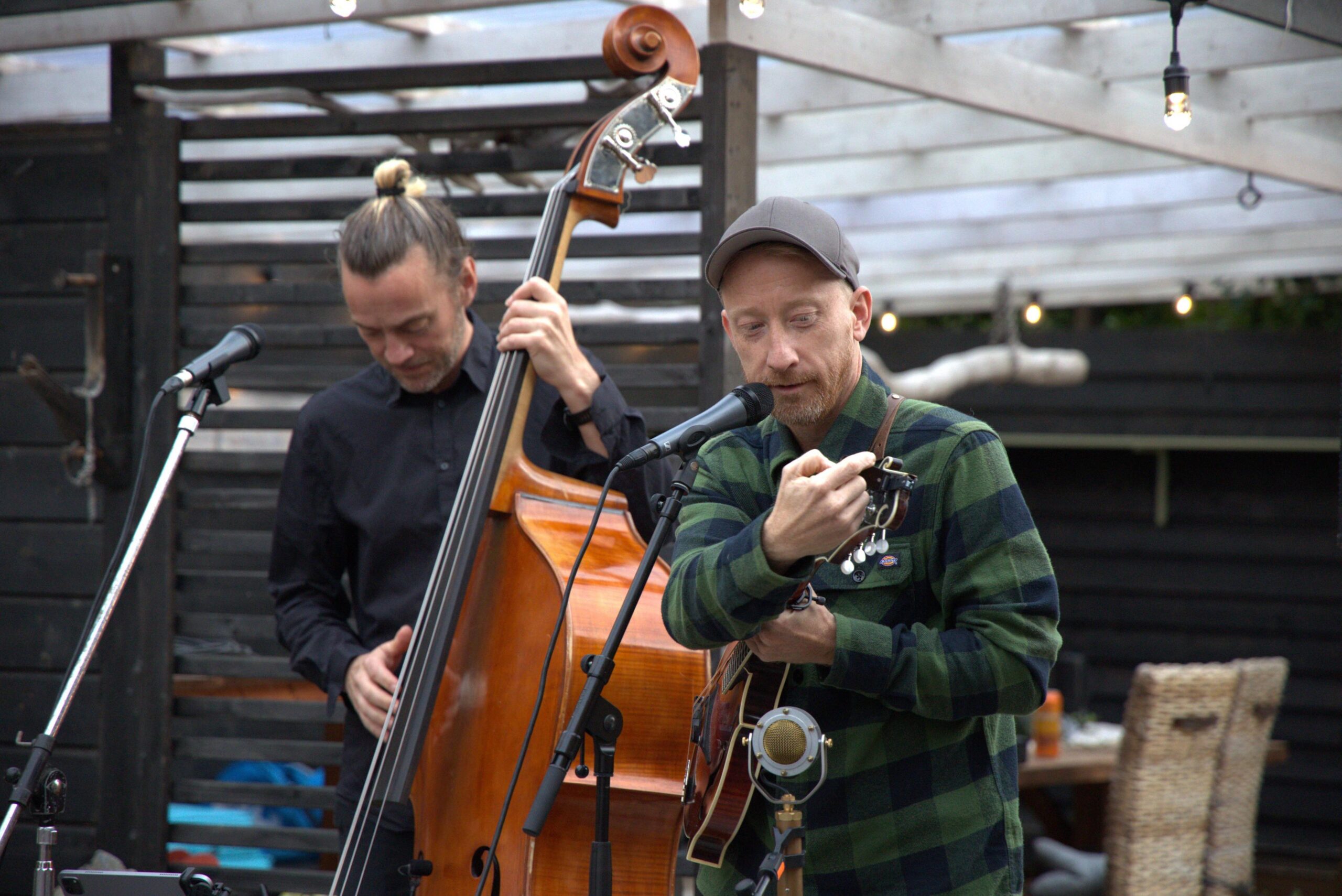 Fiolinist Øyvind Smidt later som han må stemme fiolinen for å få Maren Emilie til å fortelle vitser.