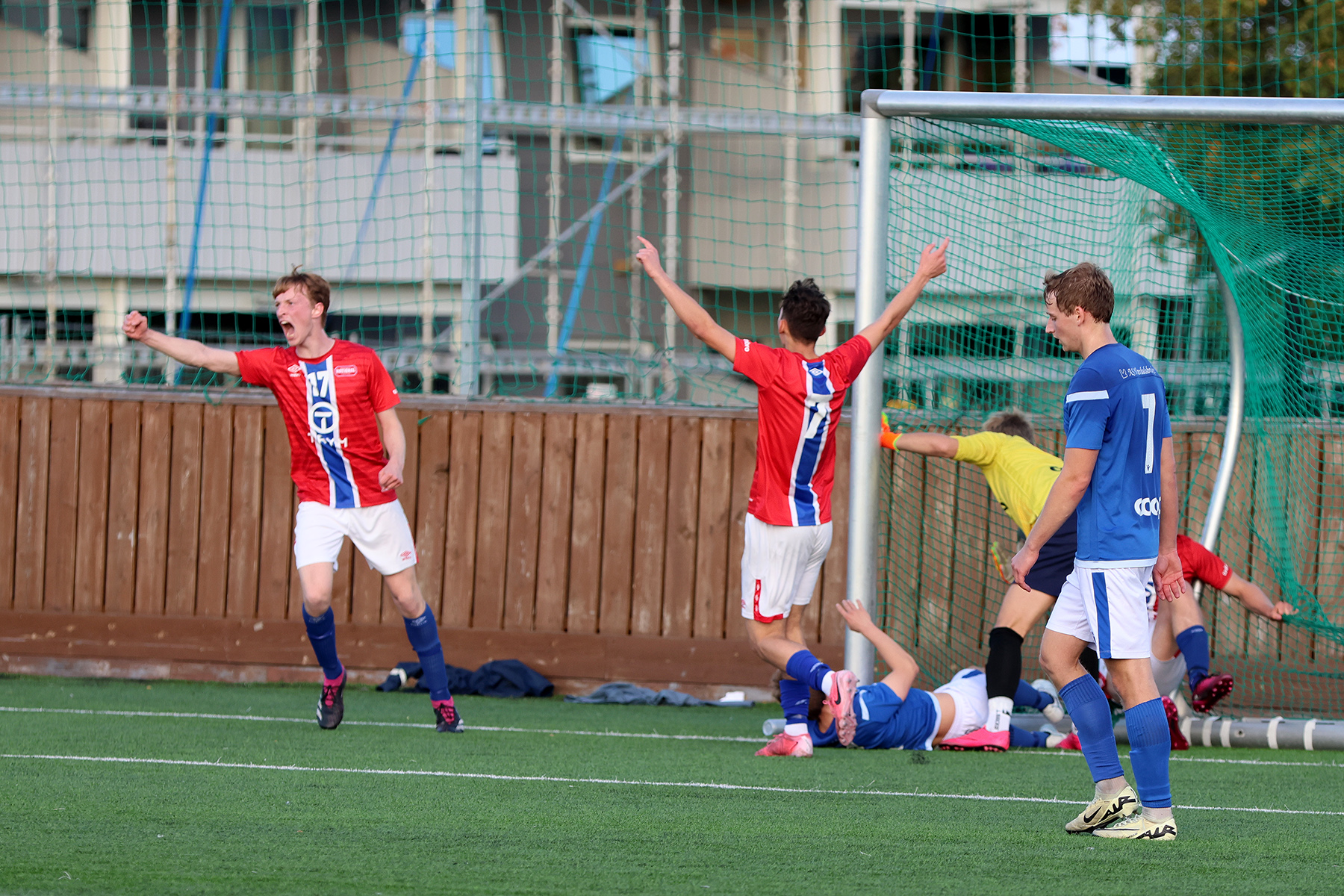 Nationalkameratene jublet for sk&aring;ring mot Vuku, men det ble med det ene m&aring;let. Trondheimslaget tapte 1-5.