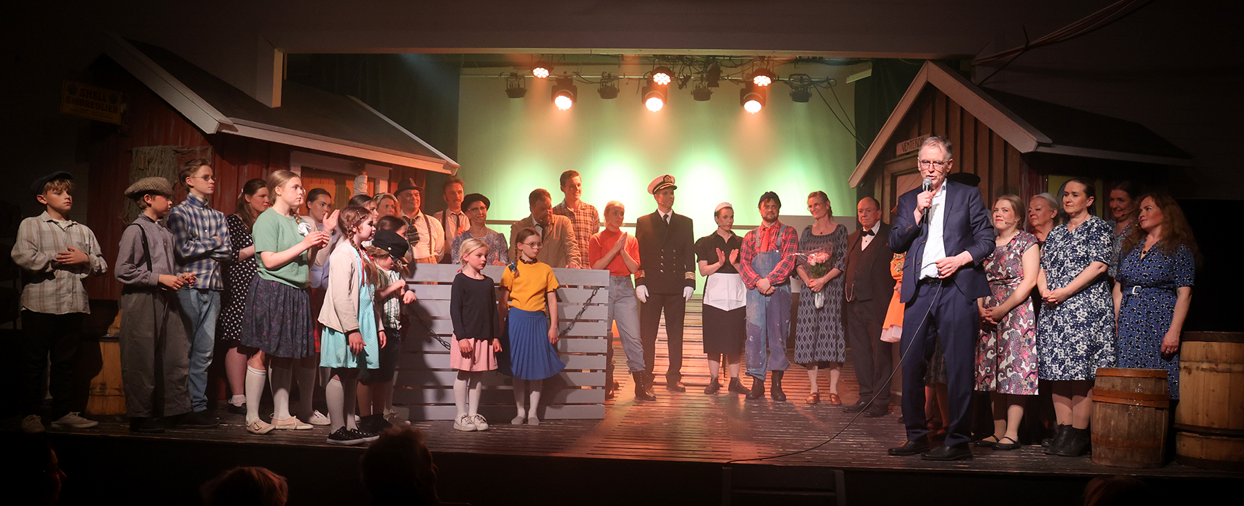 Svend Aag&aring;rd var stolt over skuespillernes innsats i fjor&aring;rets Ne p&aring; kaia. N&aring; skal gjengen samles p&aring; ny p&aring; scenen i Framheim. Foto: Arkiv.