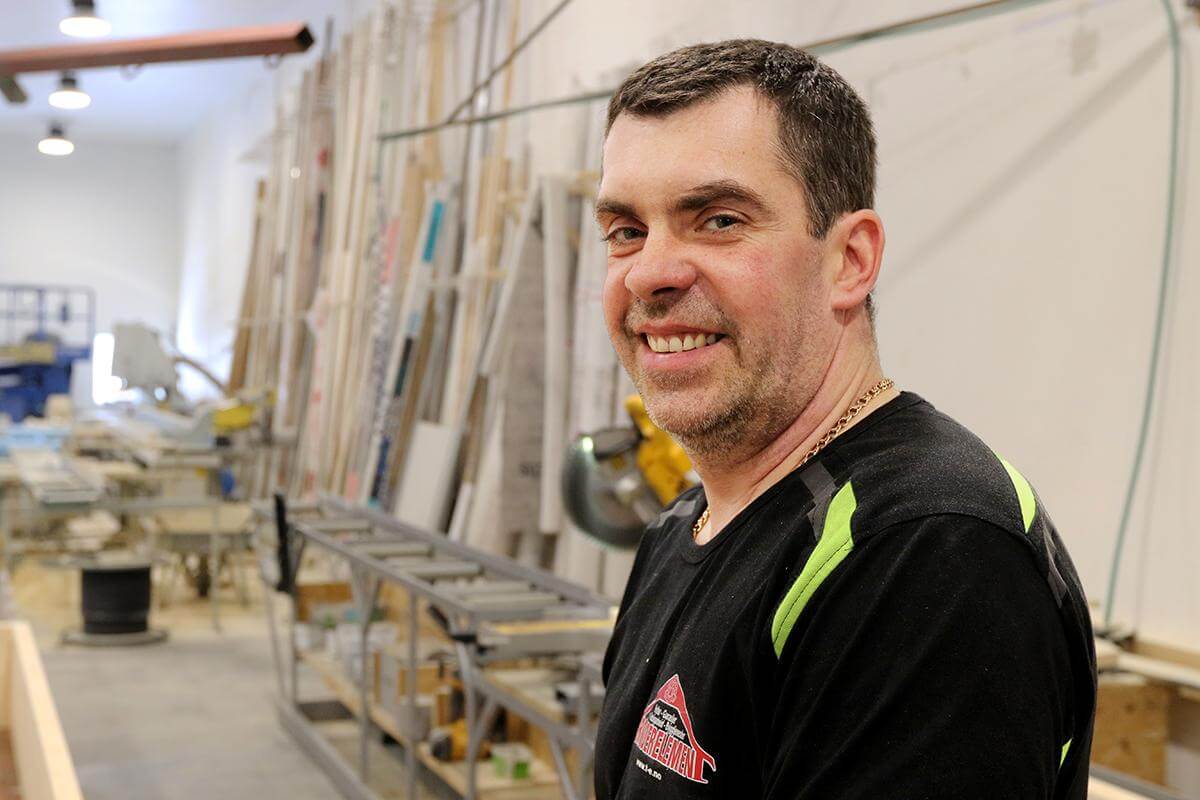 Nerijus Lizdenis har jobbet i &aring;tte &aring;r i Tr&oslash;nderelement, og har planer om &aring; bygge seg hus p&aring; Lauvsnes.