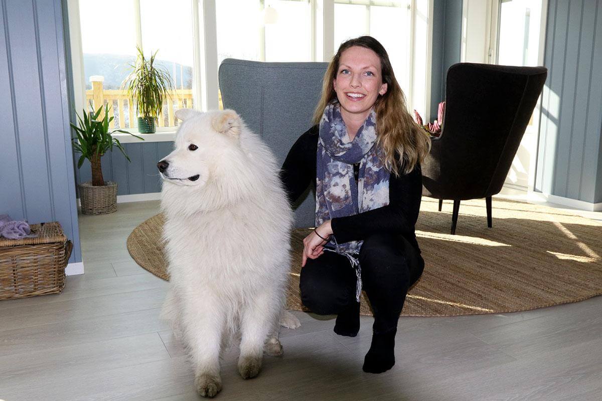 Samojeden Frost er en ivrig turkamerat, når Nina Skorstad Iversen og samboer Fredrik Staven er ute på tur, sommer som vinter.