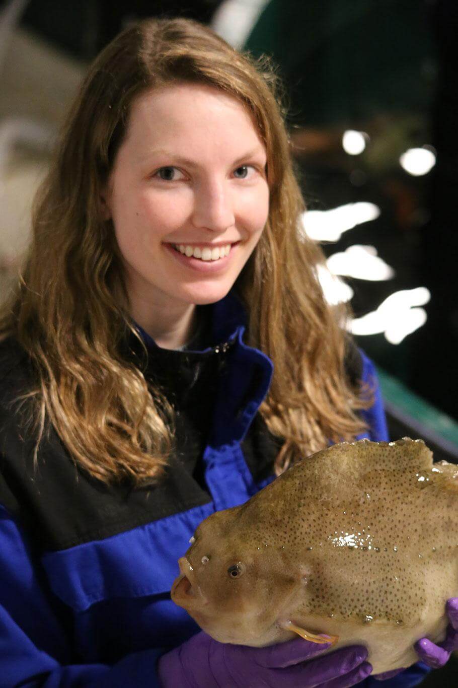 Nina Skorstad Iversen med ei voksen rognkjeks som skal brukes i avl. (Foto: Namdal rensefisk)
