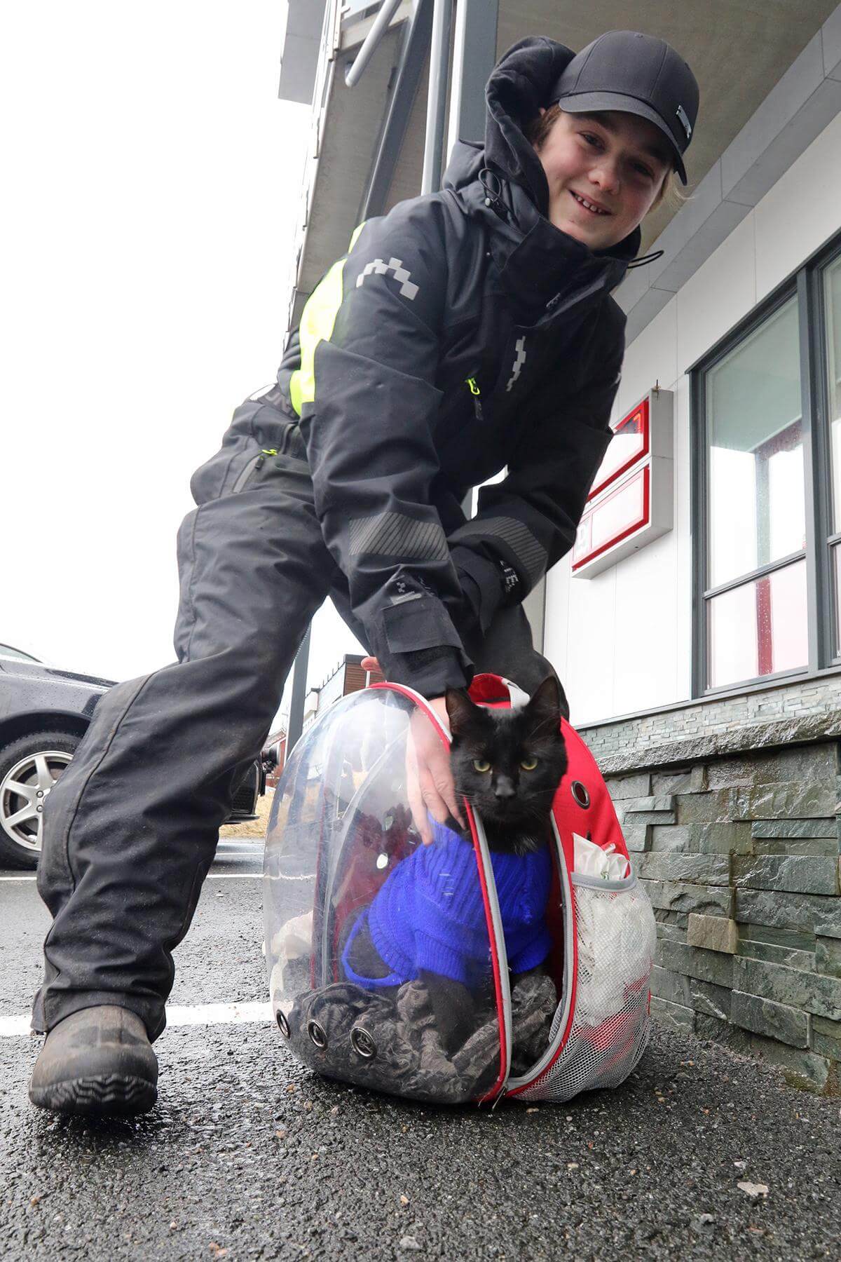 Rambo liker &aring; v&aelig;re med i sekken, og kryper mer enn gjerne ned i sekken for &aring; bli med p&aring; tur.