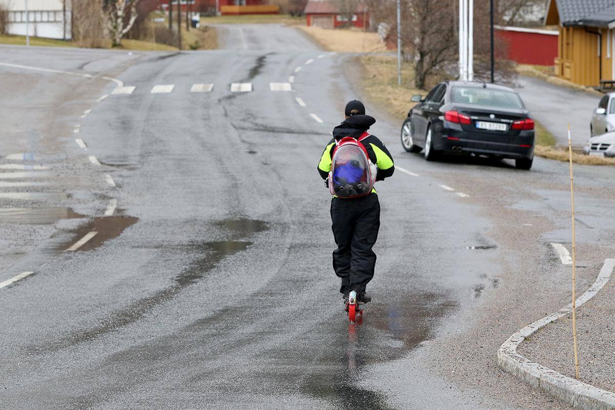 Noah og katta Rambo er blitt et vanlig syn p&aring; Lauvsnes, der de suser av g&aring;rde p&aring; elsparkesykkel.