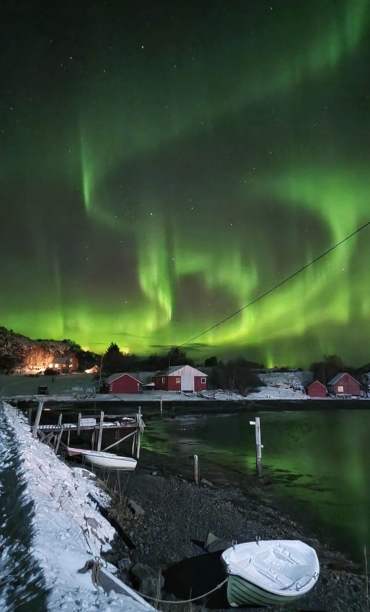 VIK: Havna p&aring; Vik l&oslash;rdag kveld, med nordlyset som spilte p&aring; himmelen. (Foto: Franken R. Estensen)
