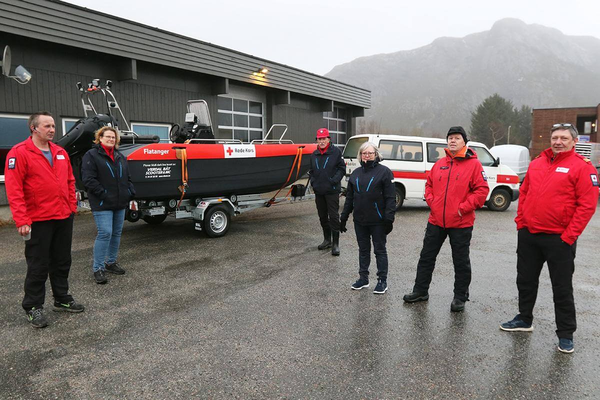 Mange medlemmer i R&oslash;de Kors m&oslash;tte opp for &aring; ta b&aring;ten i n&aelig;rmere &oslash;yesyn, fra venstre: Ketil Hanssen, Birgit Fossvik, Otto K. Sandnes, Liv Vareide Lindseth, Terje Der&aring;s og Jan Petter H&aring;gensen.