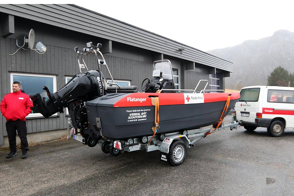 Nyb&aring;ten er uniformert i tr&aring;d med retningslinjene i R&oslash;de Kors, og er utstyrt for s&oslash;k og redning i sj&oslash; og vann.