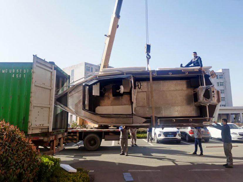 Her g&aring;r nyb&aring;ten inn i konteineren for den lange frakta til Norge.