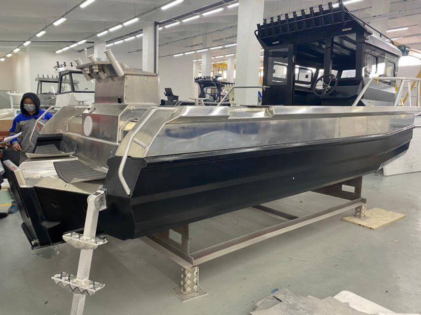 Den nye b&aring;ten ferdig p&aring; fabrikken, f&oslash;r klargj&oslash;ring og sending til Norge.