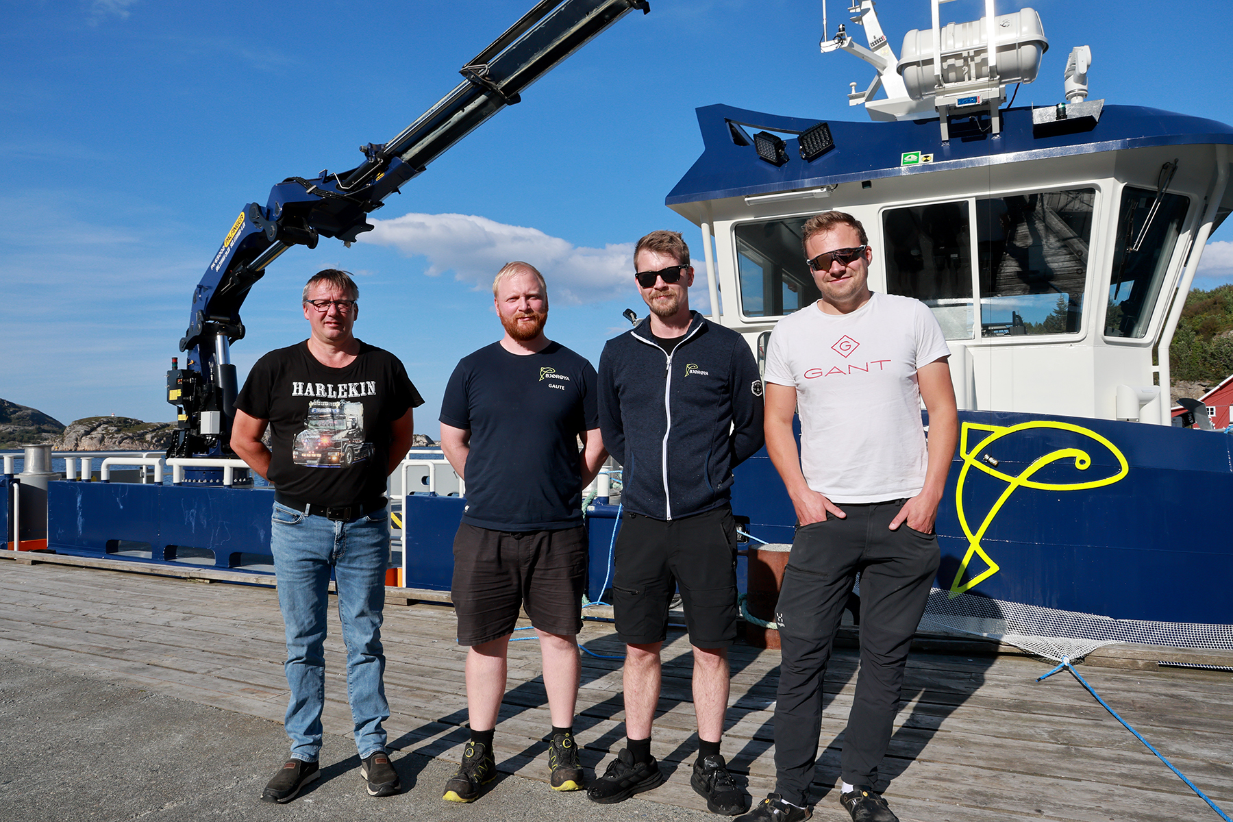 Dette arbeidslaget f&aring;r nyb&aring;ten som sin arbeidsplass, fra venstre: Geir Hanssen, Gaute By, Fredrik Hognes og driftsleder Johannes Korsvold.
