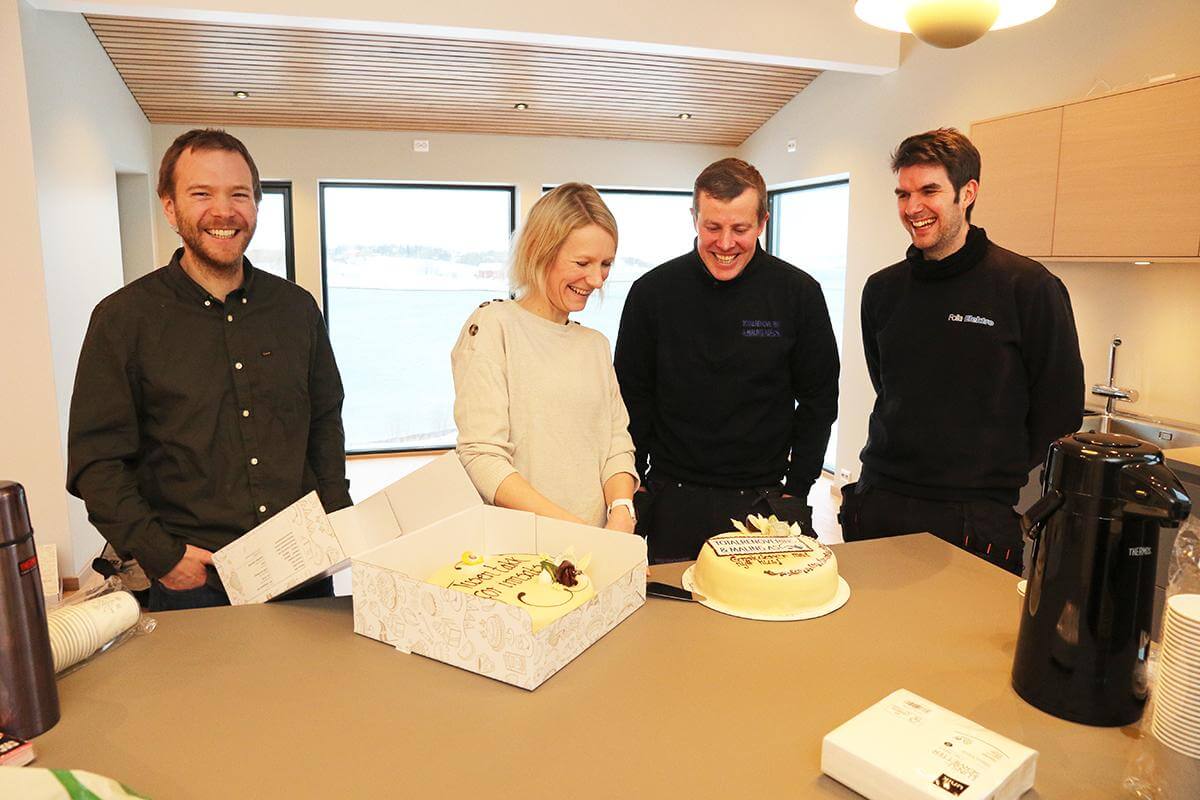 Det vanket bløtkake da huset var ferdig og ble overrakt til eierne Anne Elisabeth Skjørholm og Mads Kristiansen, fra Egidijus Akavickas i Totalrenovering og maling AS og Aleksander Olsen i Folla Elektro AS.