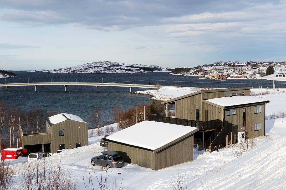 Huset er tilpasset tomta, utsikten og været, og ligger sentralt på Lauvsnes.