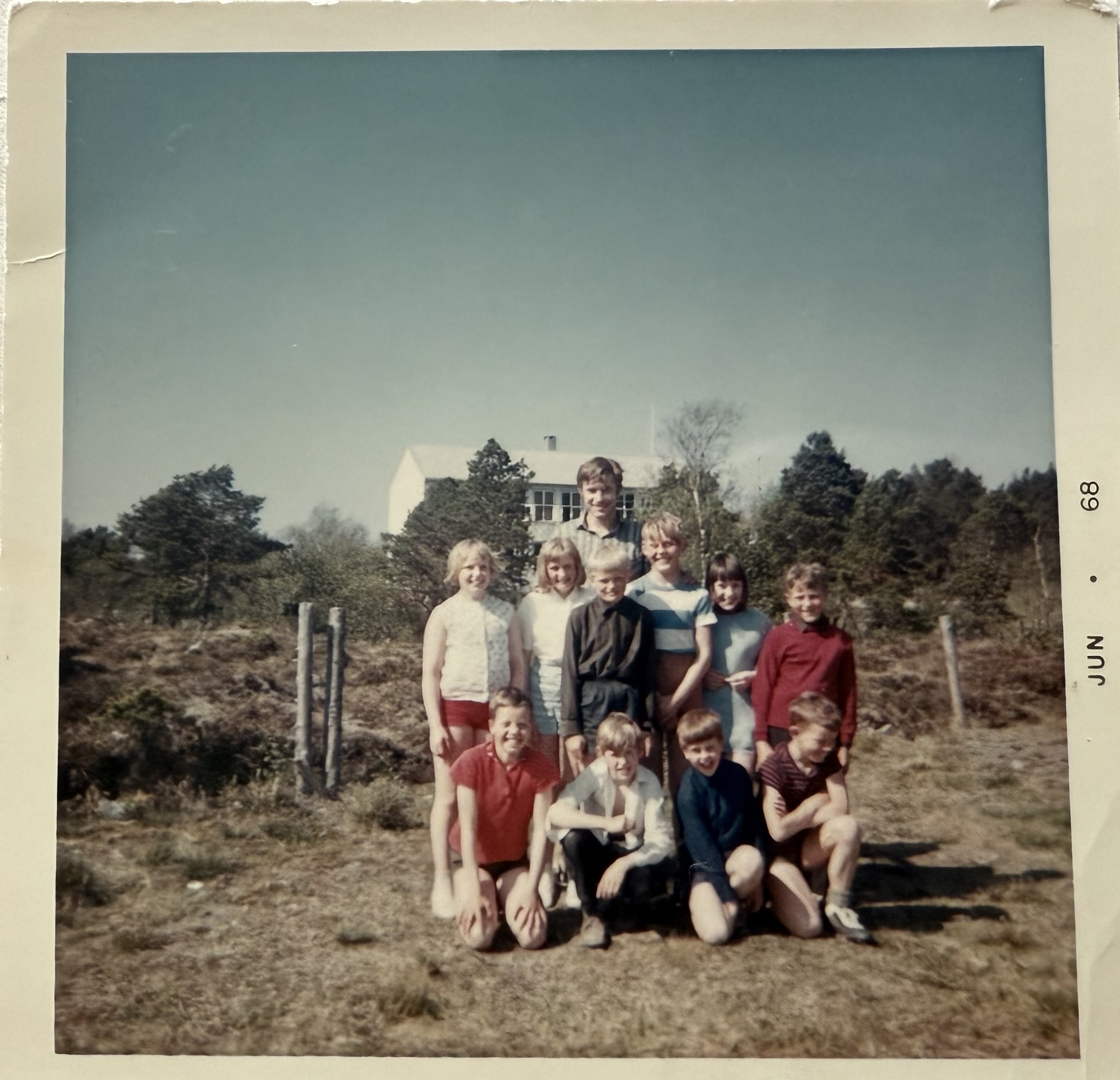 Nyskolen p&aring; Vik i bakgrunnen av bildet. Foto: Privat. 